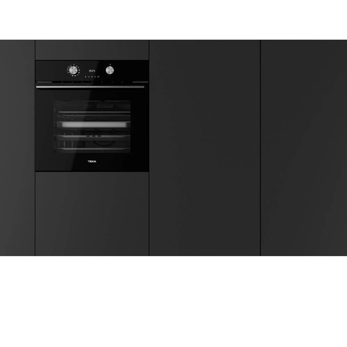 Horno negro empotrado con puerta de cristal, pantalla y mandos. Empotrado en un armario negro.