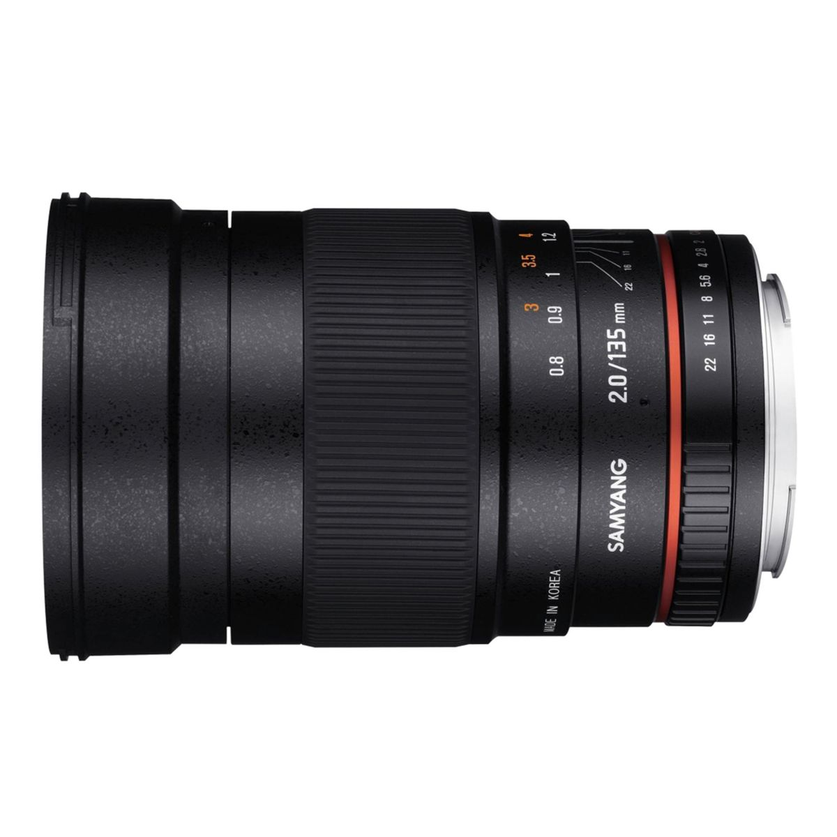 Czarny obiektyw do aparatu Samyang 2.0/135mm z pomarańczowymi oznaczeniami i białym tekstem na białym tle.