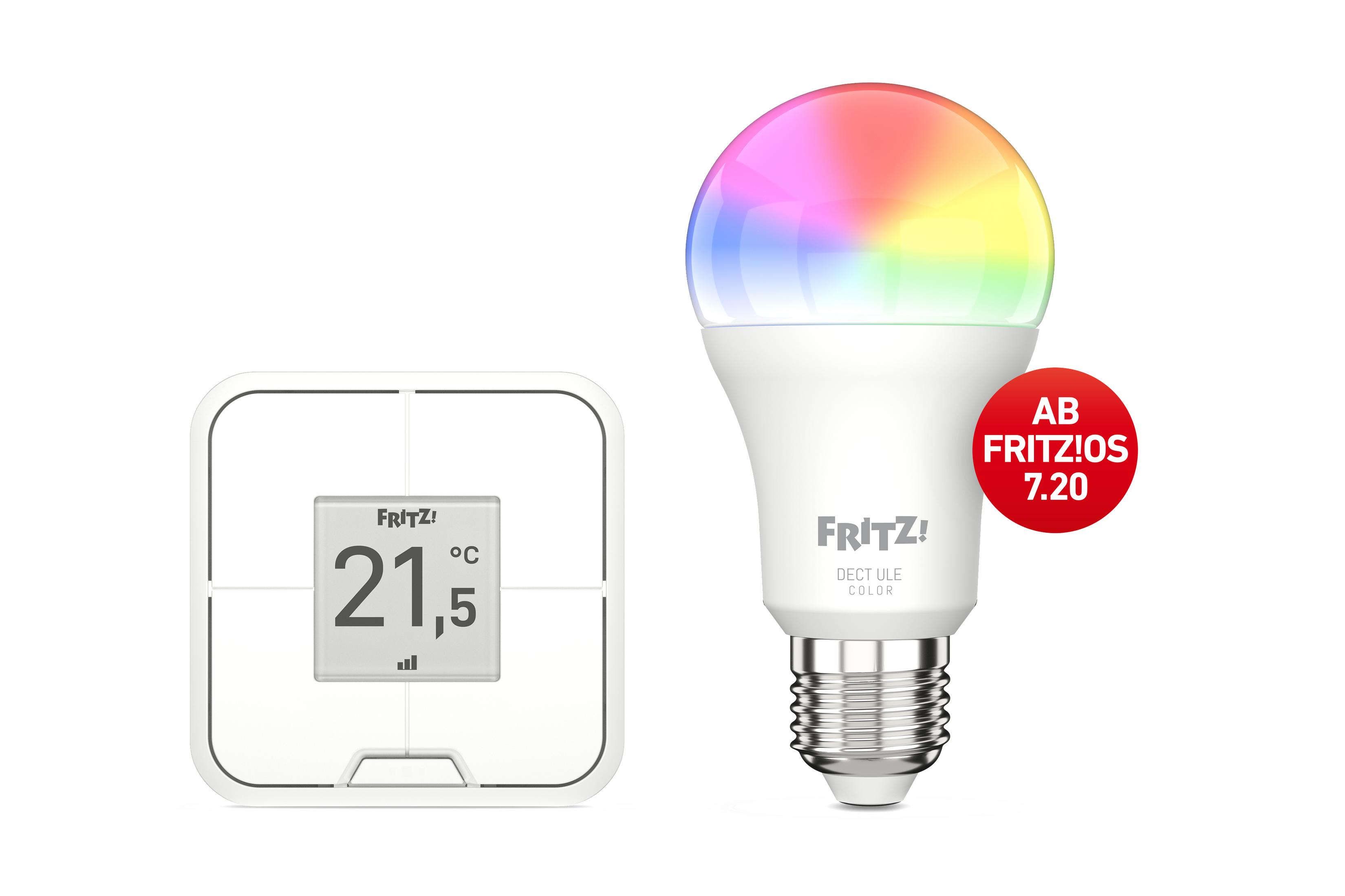 Eine intelligente Glühbirne mit mehrfarbigem Glanz, neben einem intelligenten Thermostat.