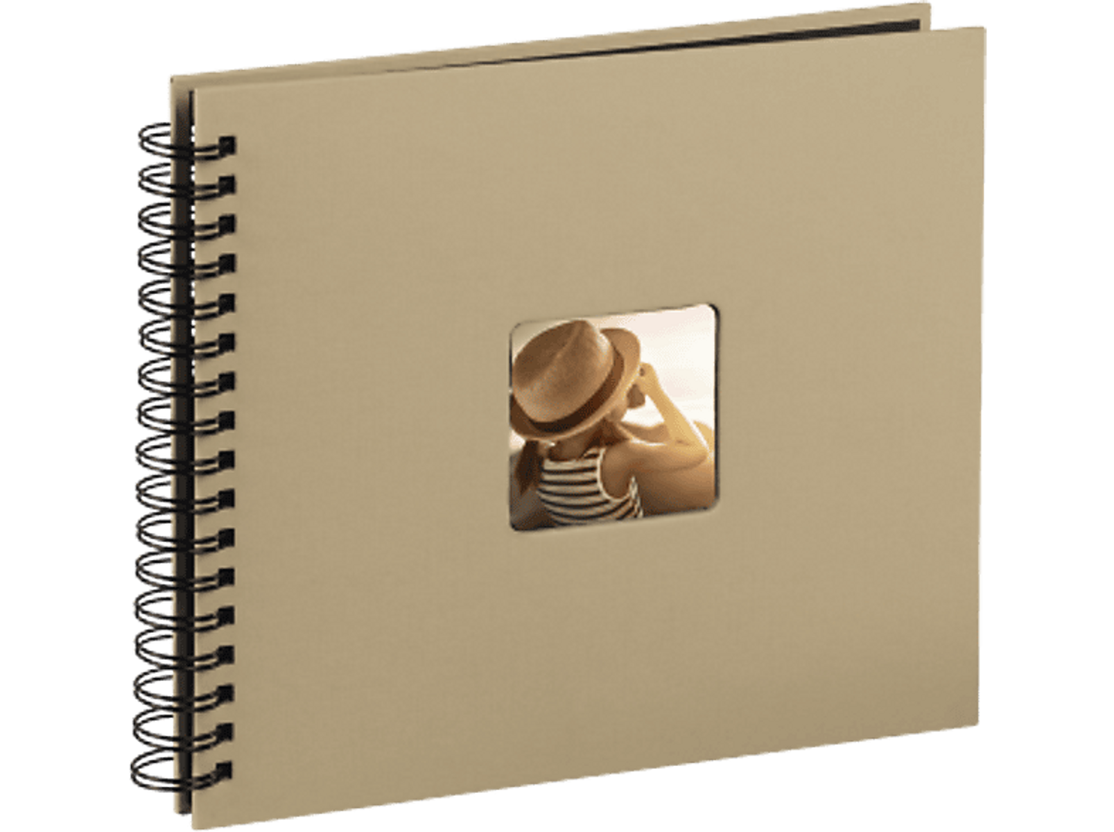 Beżowy album fotograficzny z kwadratowym wycięciem, pokazujący osobę w kapeluszu na plaży.
