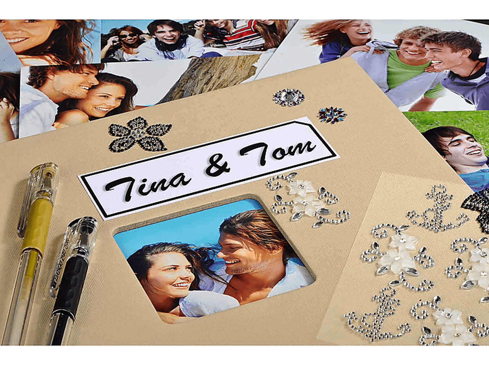 Album ze zdjęciami ludzi. Pióra i dekoracje wokół albumu.