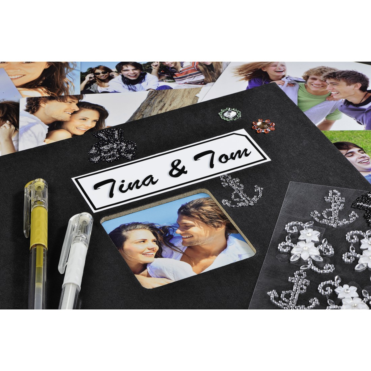 Strona albumu z zdjęciami, długopisami i dekoracjami. Zdjęcia pary, przyjaciół i ozdób.