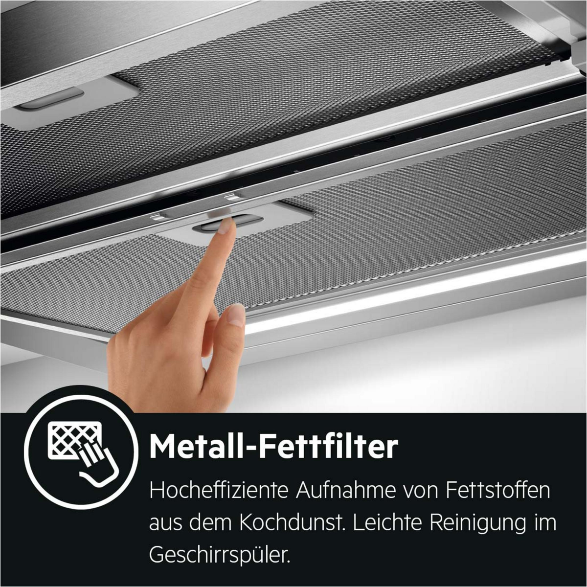 Mano che indica un filtro metallico di una cappa aspirante, con testo sulla pulizia.