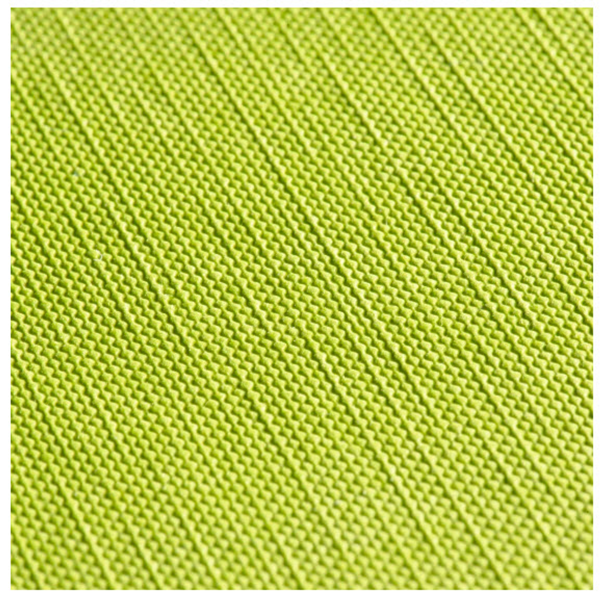 Zielona, teksturowana tkanina. Ma powtarzalny wzór małych, wypukłych rombów.