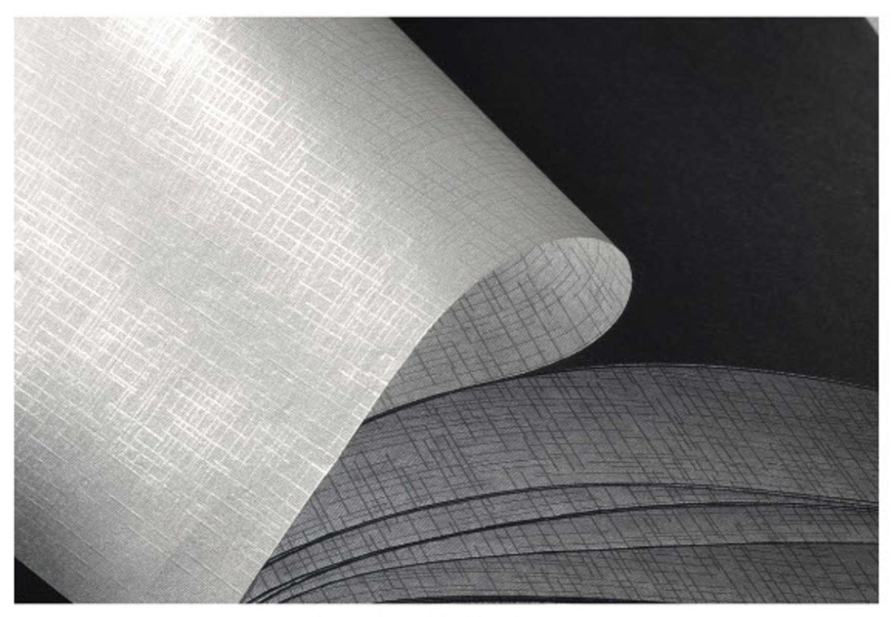 Dwa arkusze papieru, jeden biały z teksturowanym wzorem, drugi czarny, zwinięte w celu utworzenia krzywej.