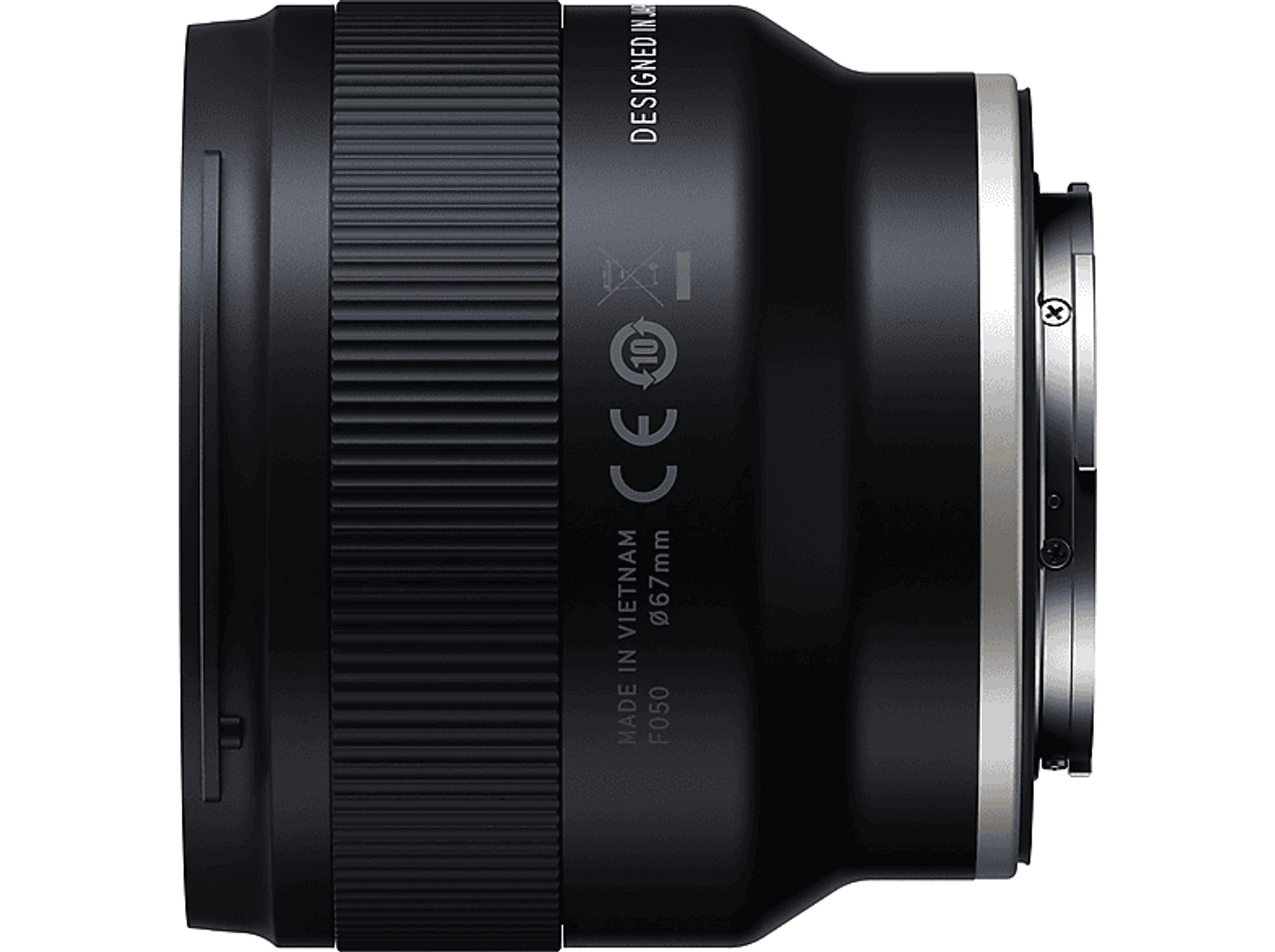 Czarny obiektyw z srebrnym pierścieniem przy mocowaniu, z tekstem z boku.