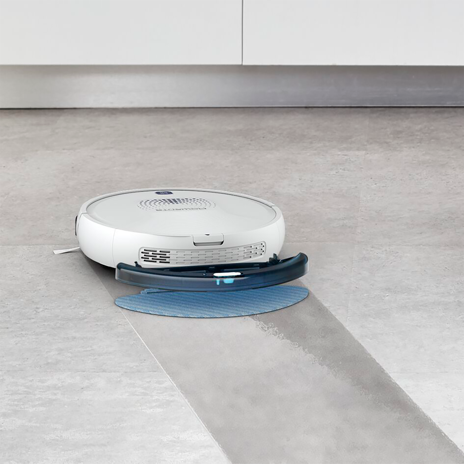 Biały robot odkurzający z odłączanym modułem czyszczącym na szarej podłodze z płytek.