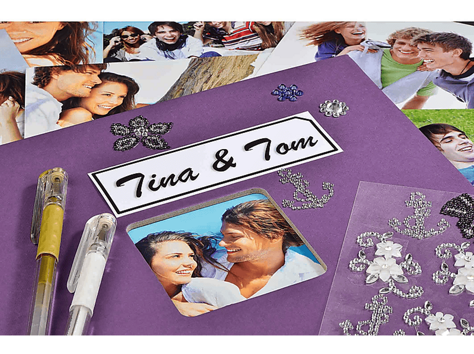 Strona albumu z zdjęciami, długopisami i dekoracyjnymi ozdobami. Widoczne zdjęcia i ozdoby.