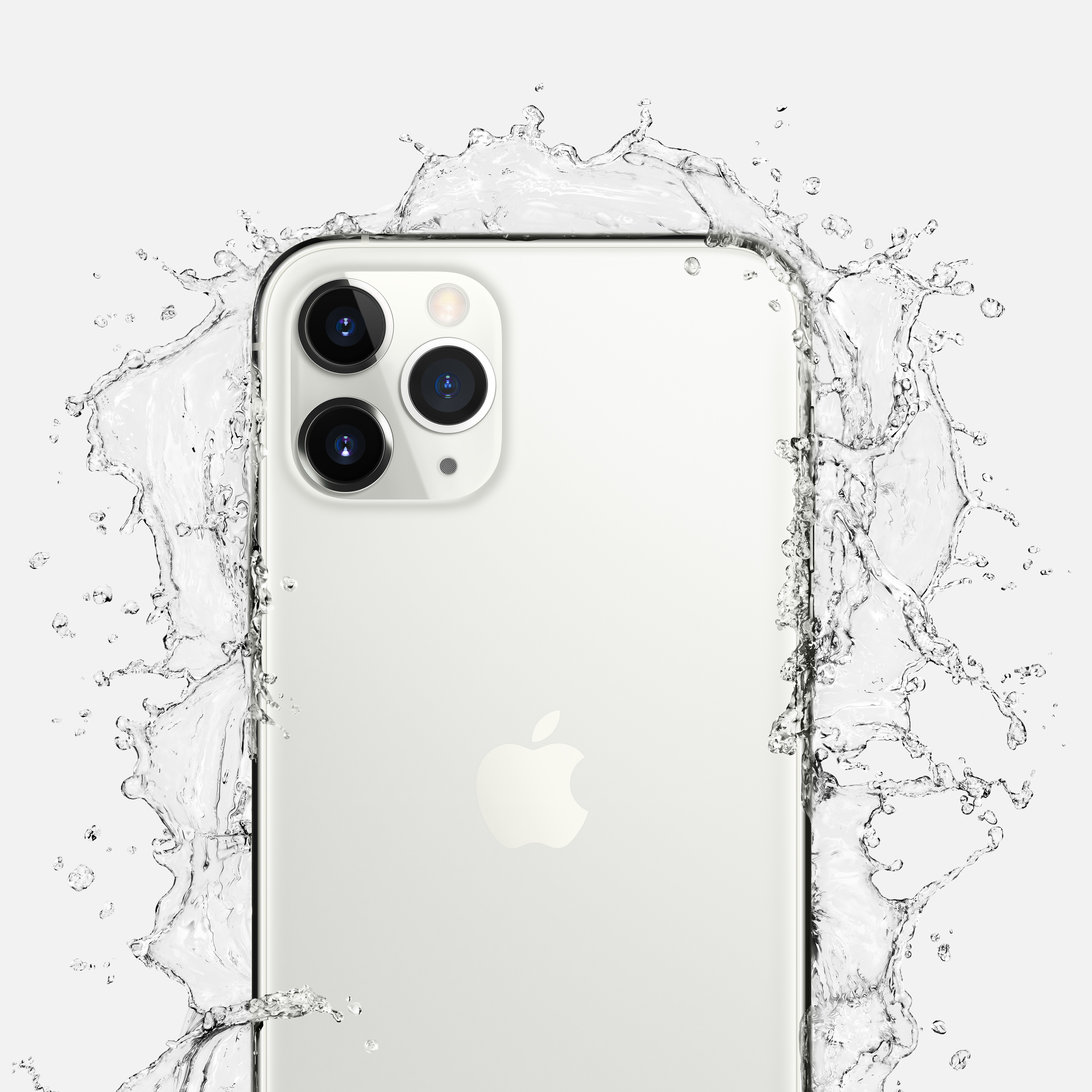 Biały iPhone 11 z rozpryskiem wody. Widoczny potrójny aparat.