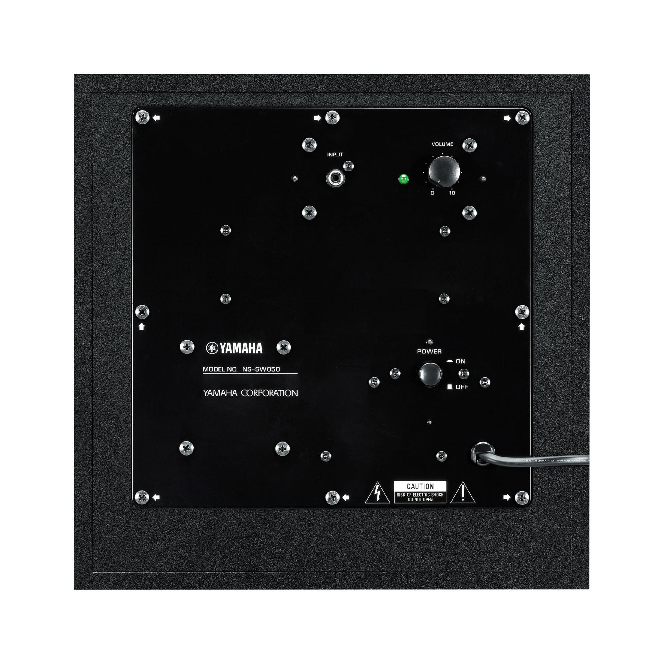 Vista trasera de un subwoofer Yamaha con panel de control y varios puntos de conexión.