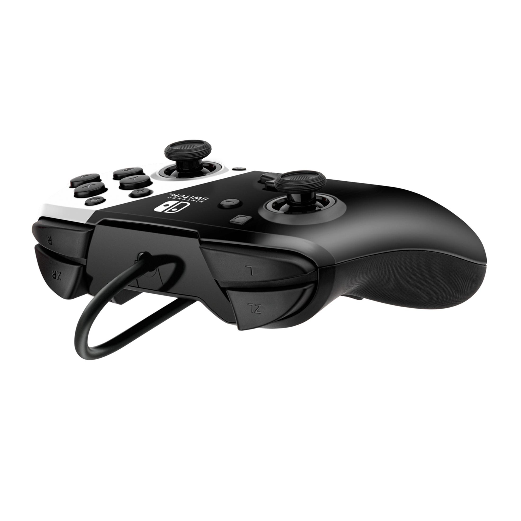 Czarno-biały kontroler Nintendo Switch z dołączonym kablem.