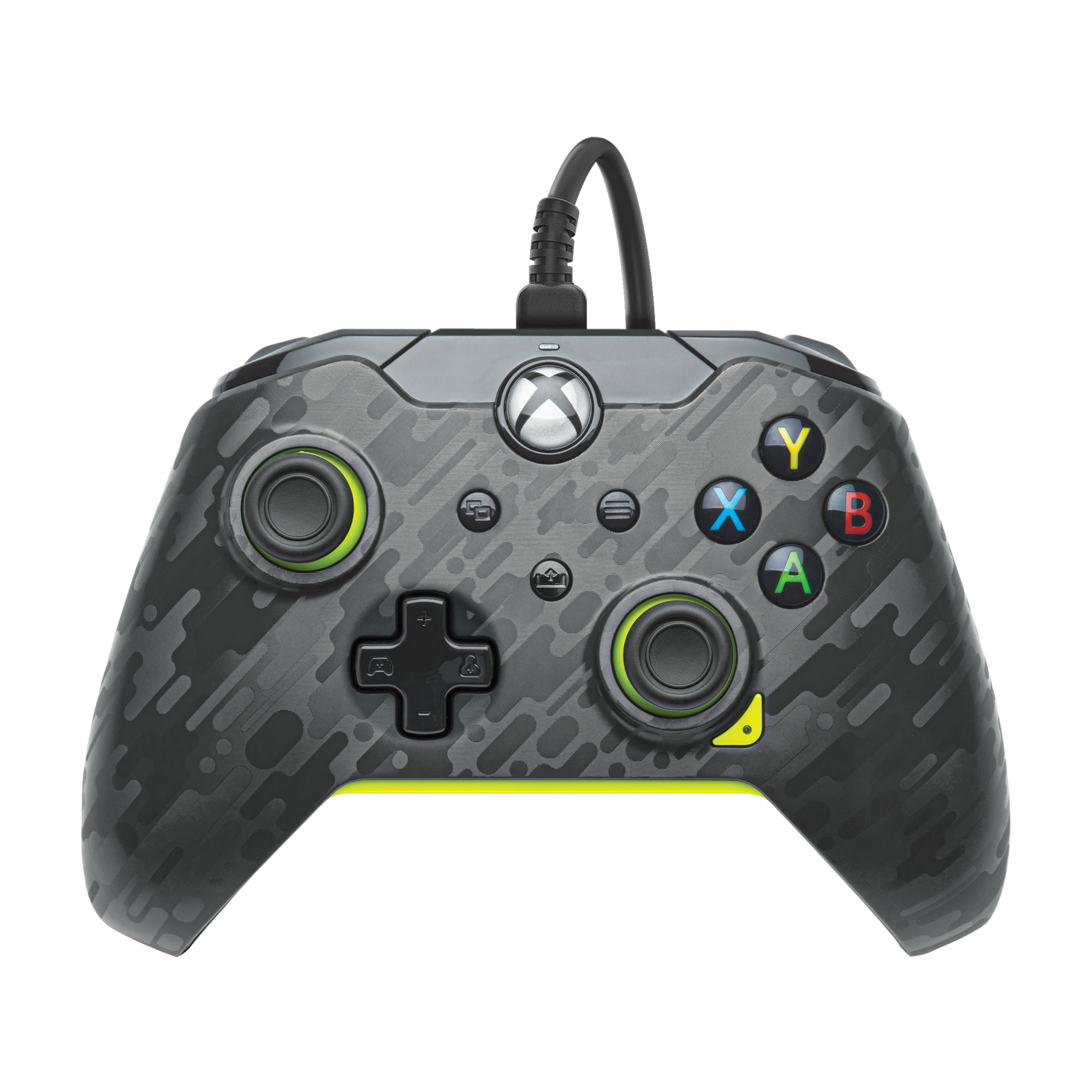 Un mando Xbox negro y gris con botones de colores y conexión por cable, sobre fondo blanco.