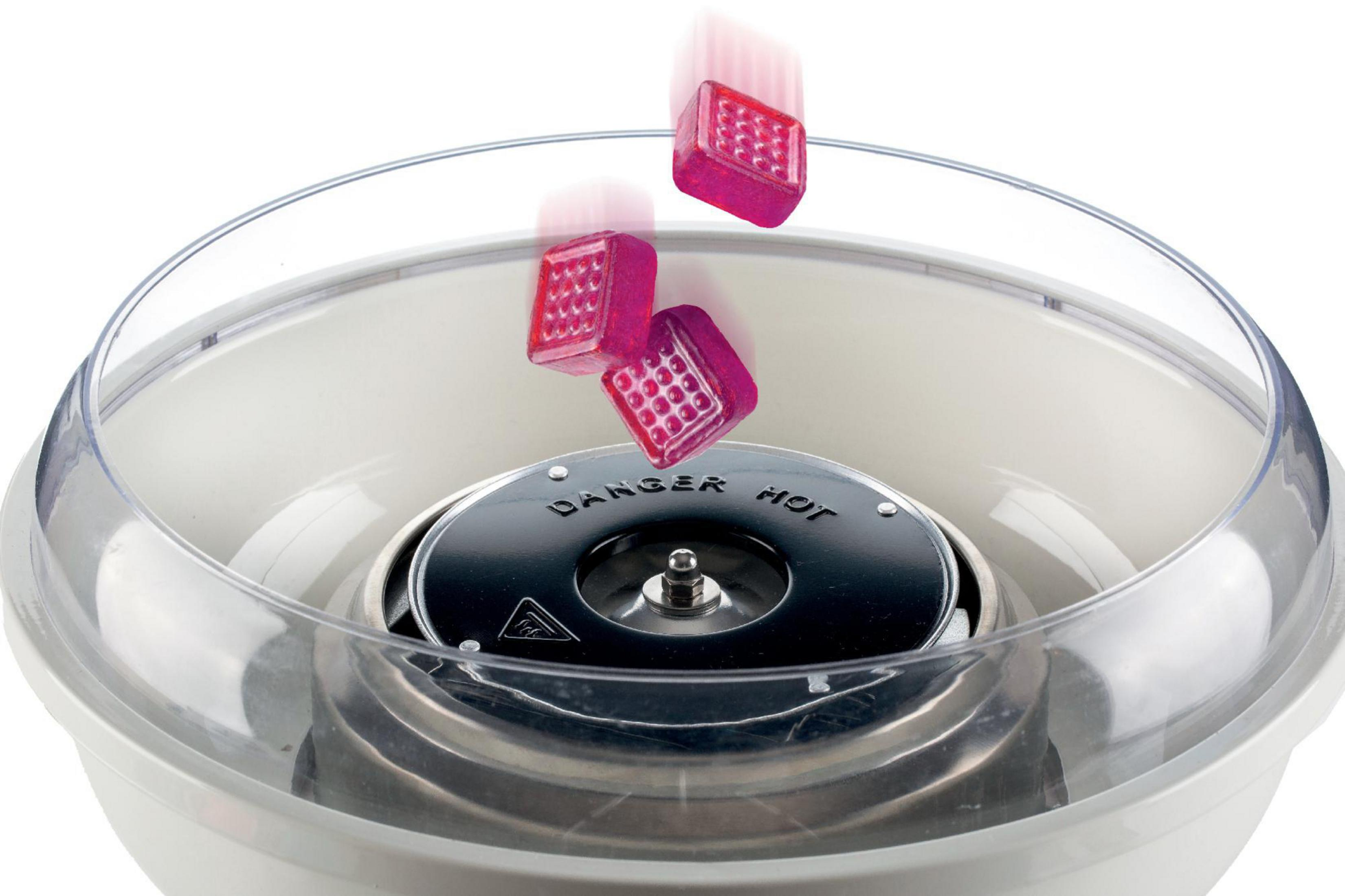 Zuckerwattemaschine mit rosa Süßigkeitenwürfeln, die hineinfallen.
