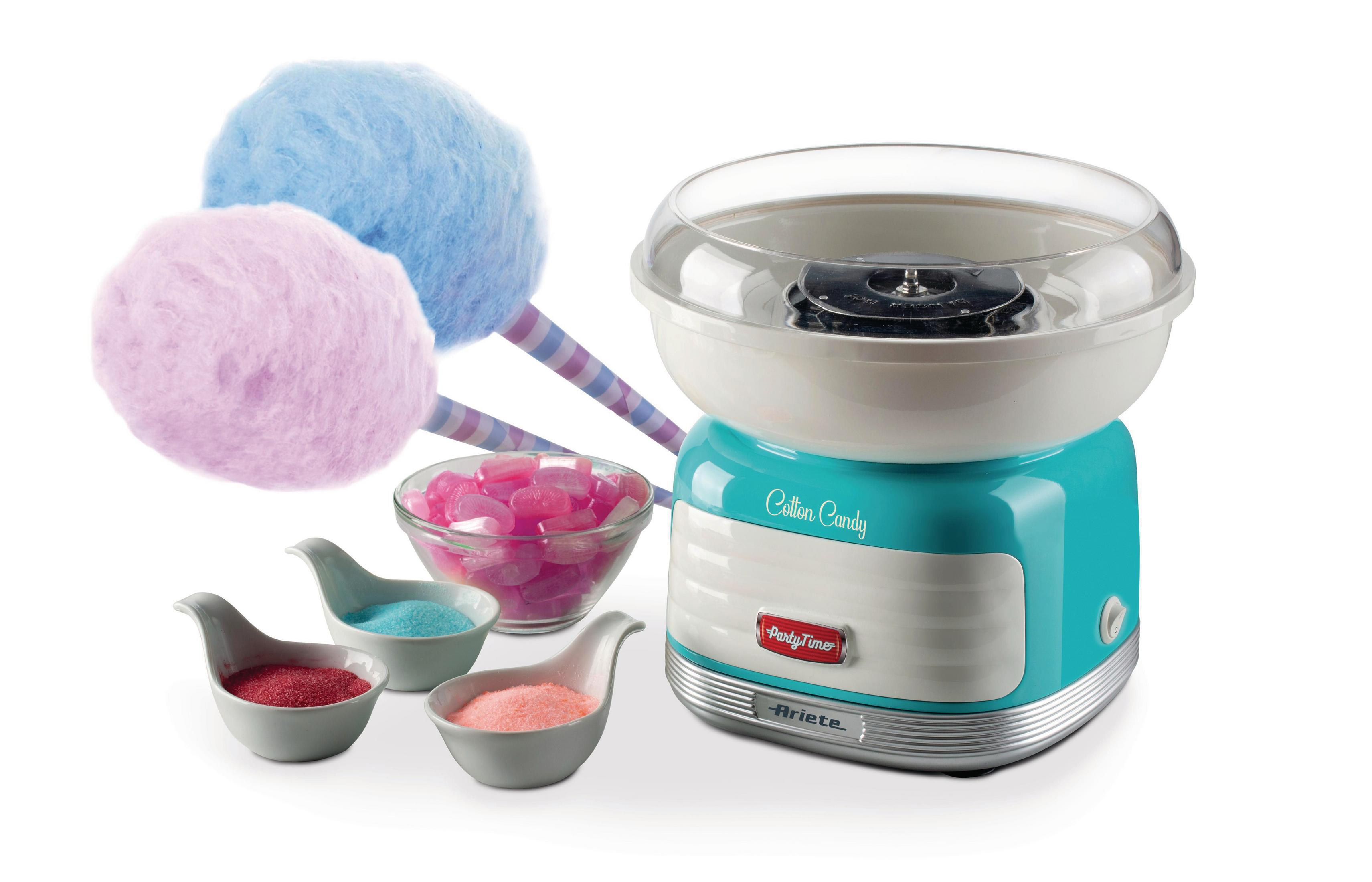 Eine Zuckerwattemaschine mit rosa und blauer Zuckerwatte, rosa Zucker und Süßigkeiten und Schalen. Weißer Hintergrund.