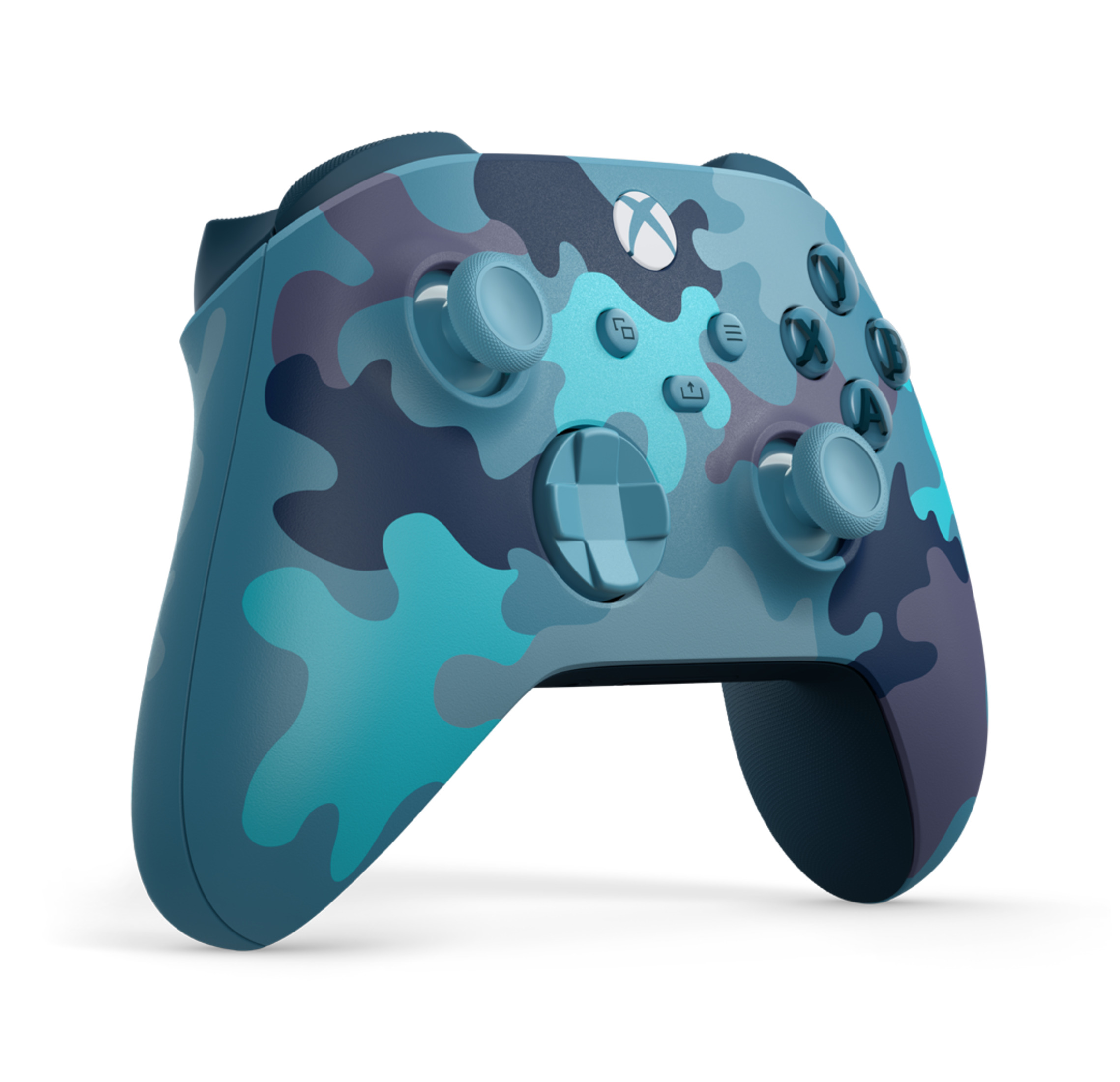 Blauer Camouflage Xbox-Controller. Er hat Knöpfe und Joysticks. Der Hintergrund ist weiß.