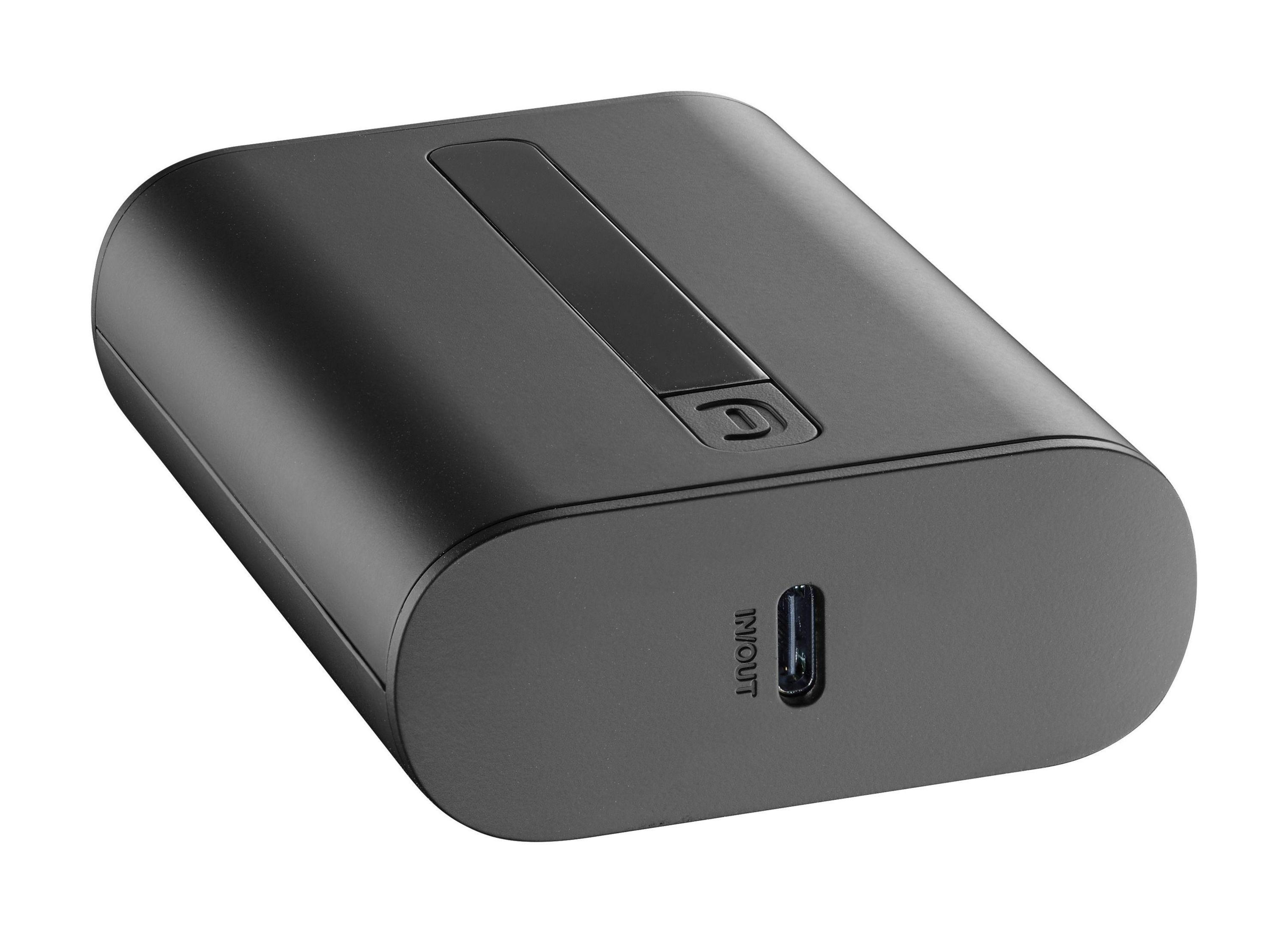 Eine schwarze Powerbank mit USB-C-Anschluss und Statusanzeige, auf weißem Hintergrund.