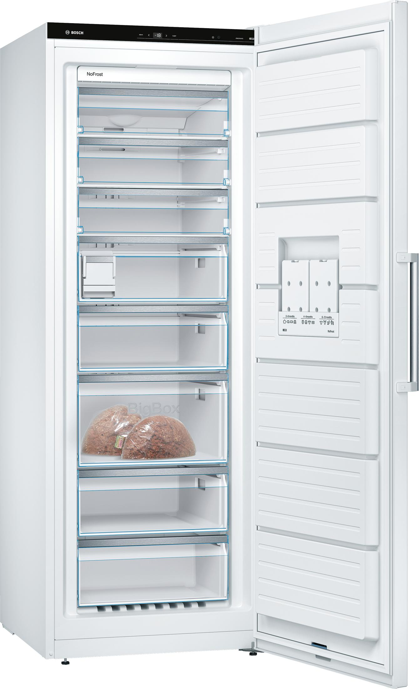 Weißer Kühlschrank, offen, mit Regalen, Schubladen und Gegenständen. Die Tür ist offen.