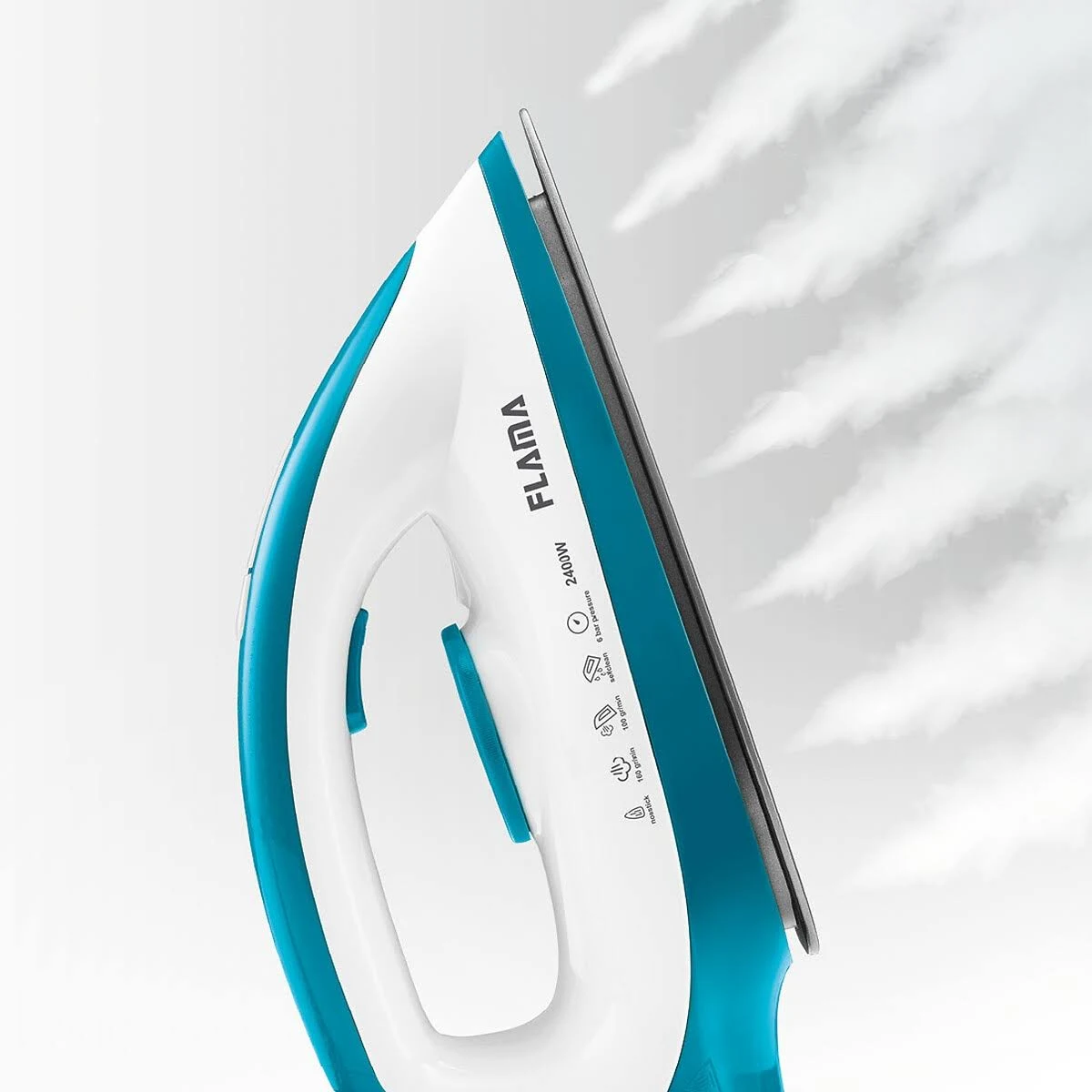 Una plancha blanca y turquesa con vapor ascendente. Tiene el nombre de la marca Flama.