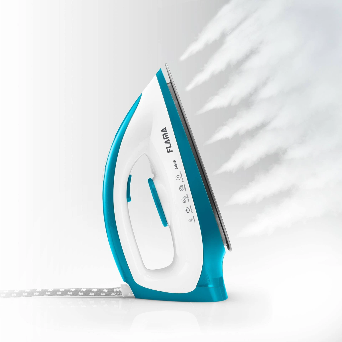 Plancha azul y blanca con vapor. Marca 'FLAMA' visible.