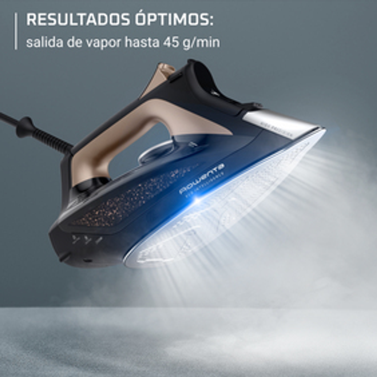 Żelazko parowe ze złotym i czarnym designem, widoczna para, na szarym tle.