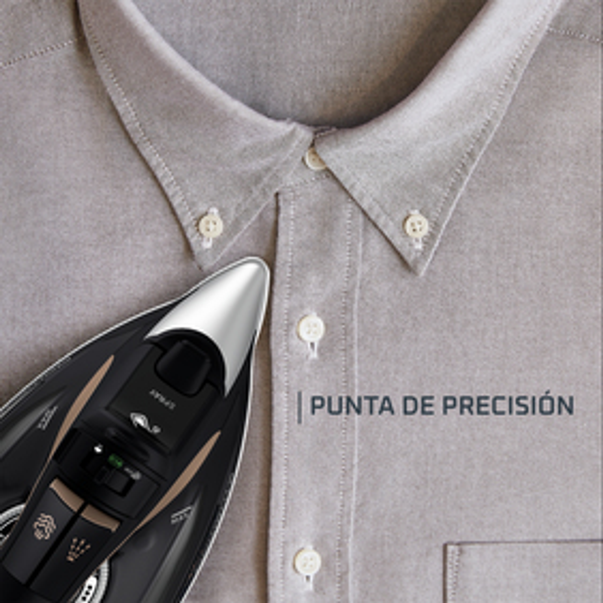 Żelazko na szarej koszuli z tekstem 'PUNTA DE PRECISIÓN' w pobliżu końcówki żelazka.