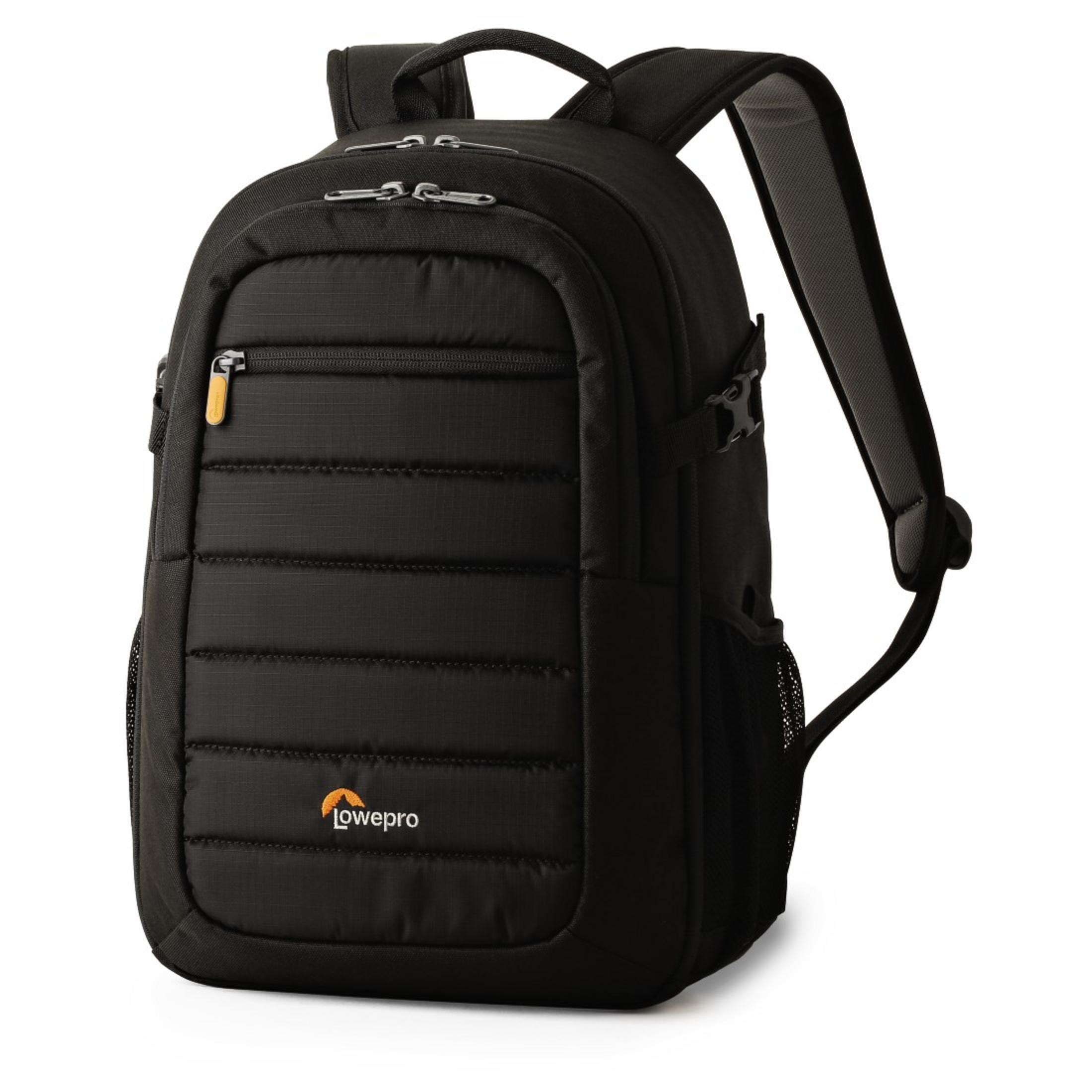 Mochila negra con bolsillos frontales y laterales acolchados. Logo Lowepro abajo.
