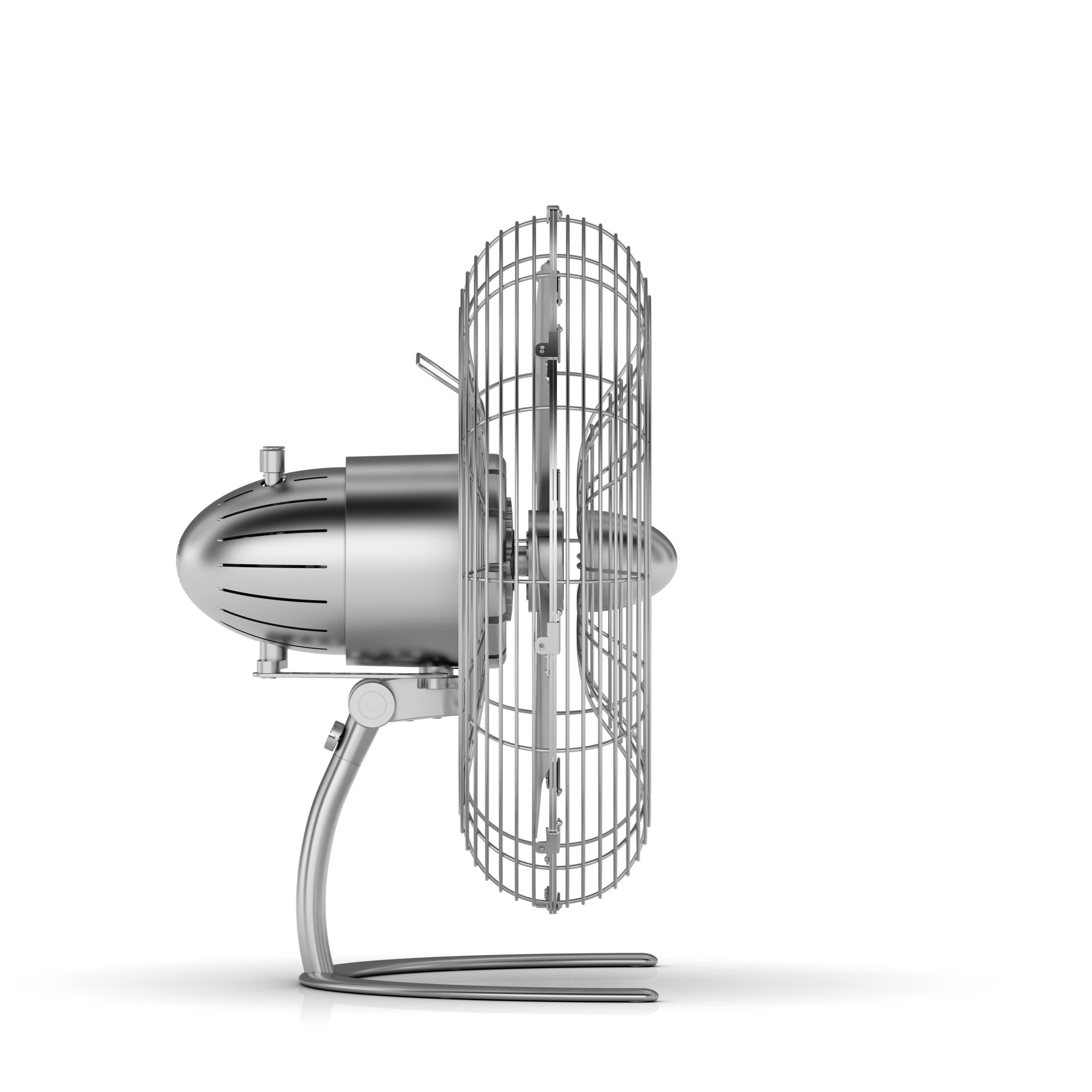 Un ventilateur argenté de style vintage sur fond blanc. Il possède une cage et un support incurvé.