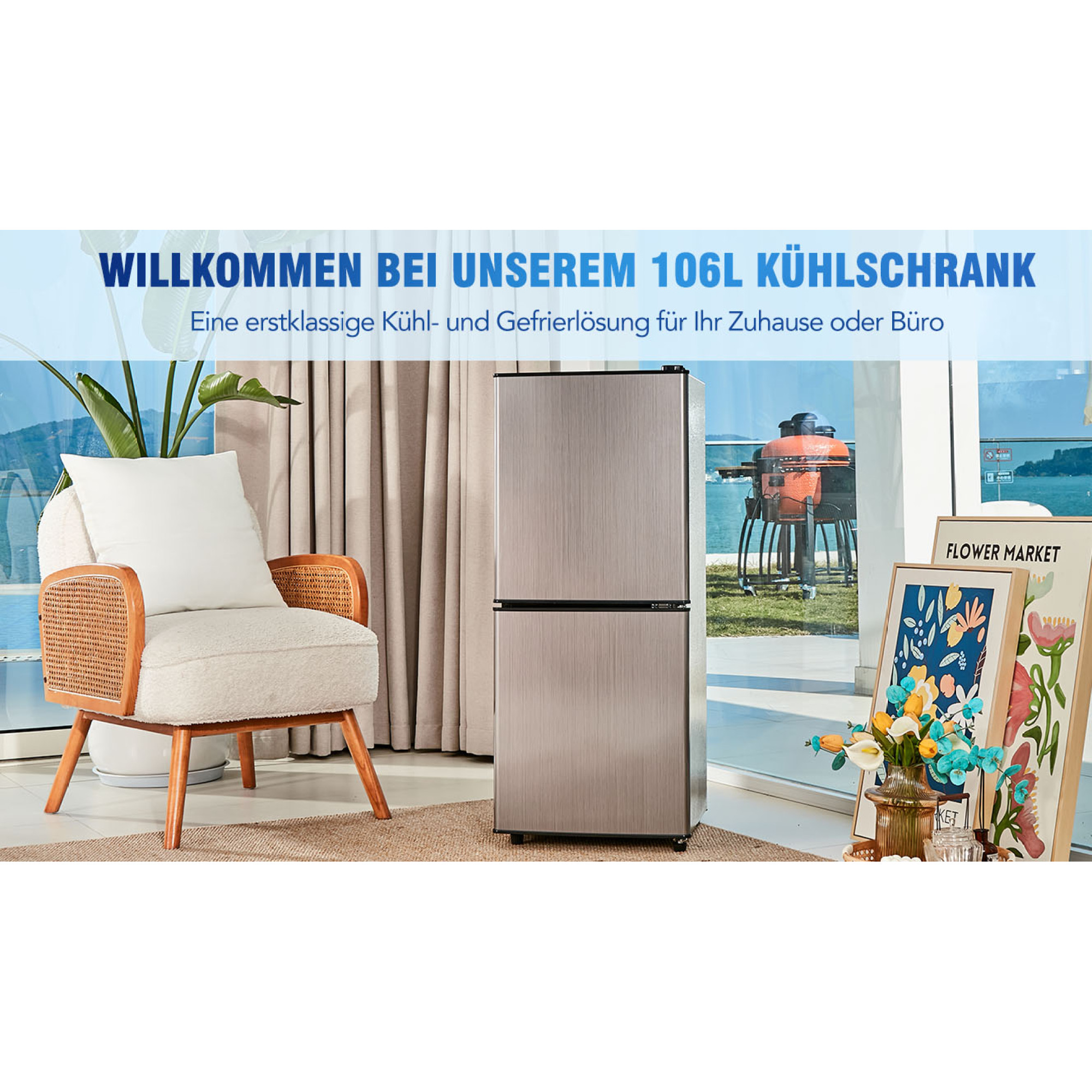 Edelstahl-Kühlschrank in einem hellen Wohnzimmer, Text auf Deutsch oben.