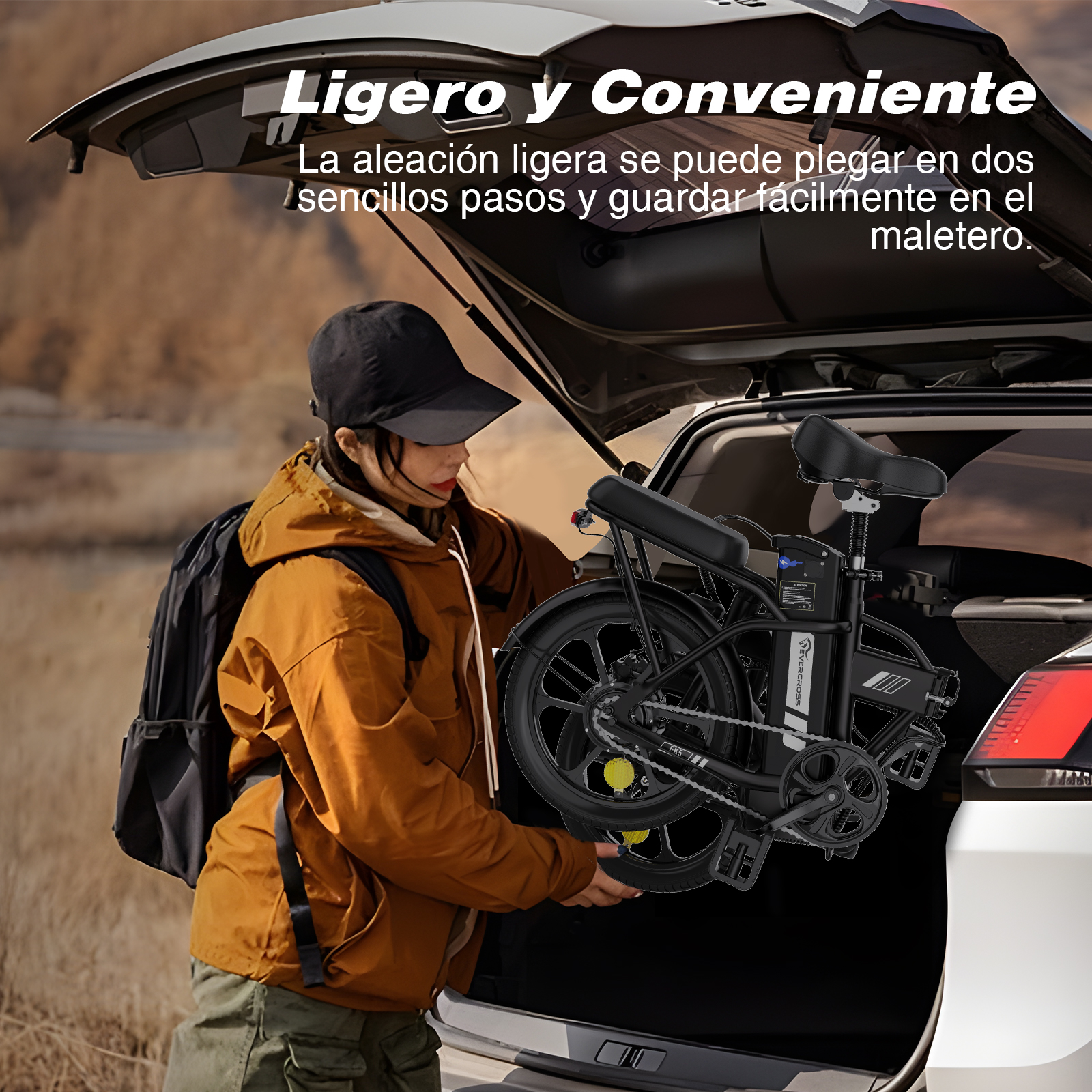 Mujer colocando una e-bike negra plegada en el maletero de un coche. Fondo: Campo marrón, coche.
