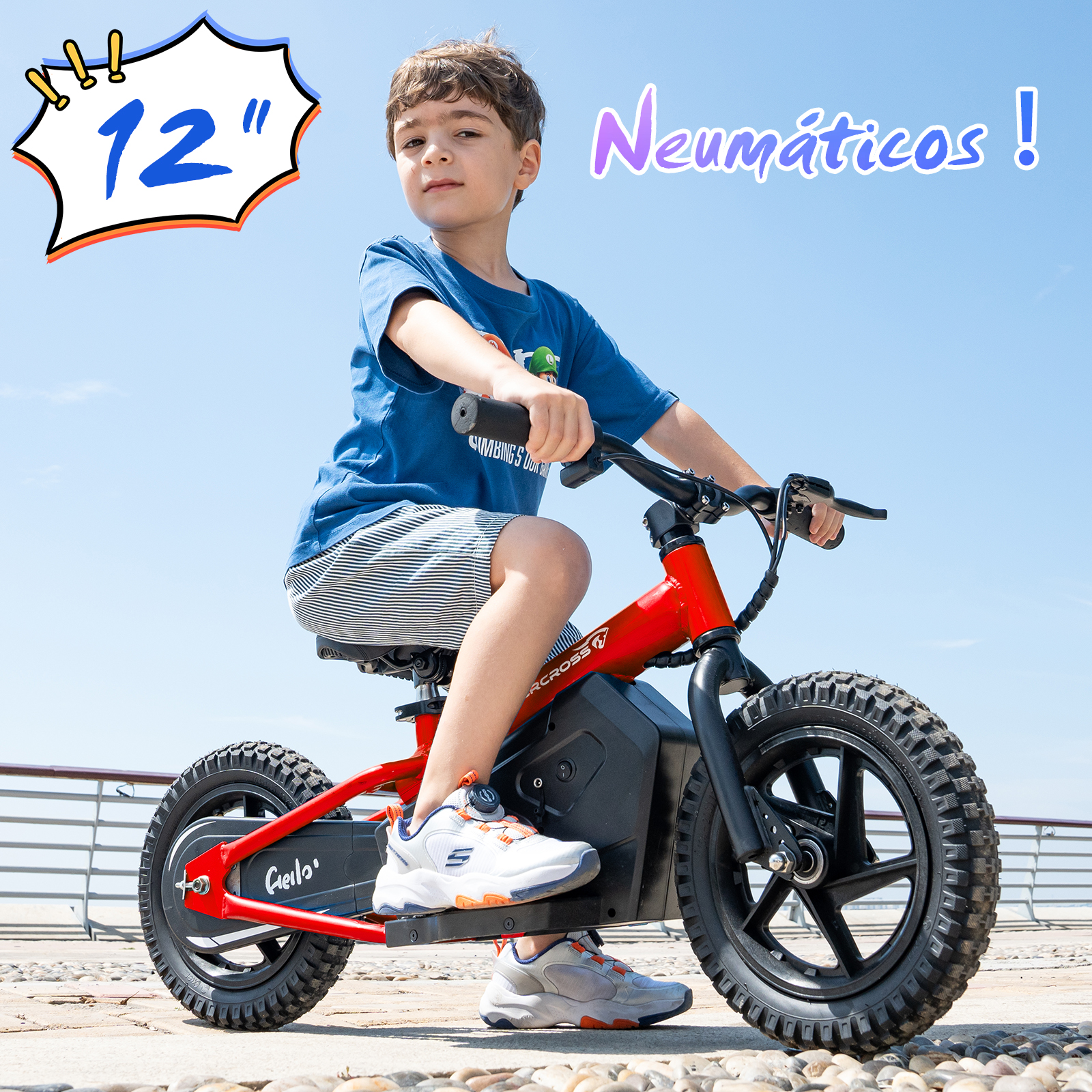 Un niño montando una bicicleta eléctrica roja con neumáticos grandes, al aire libre.