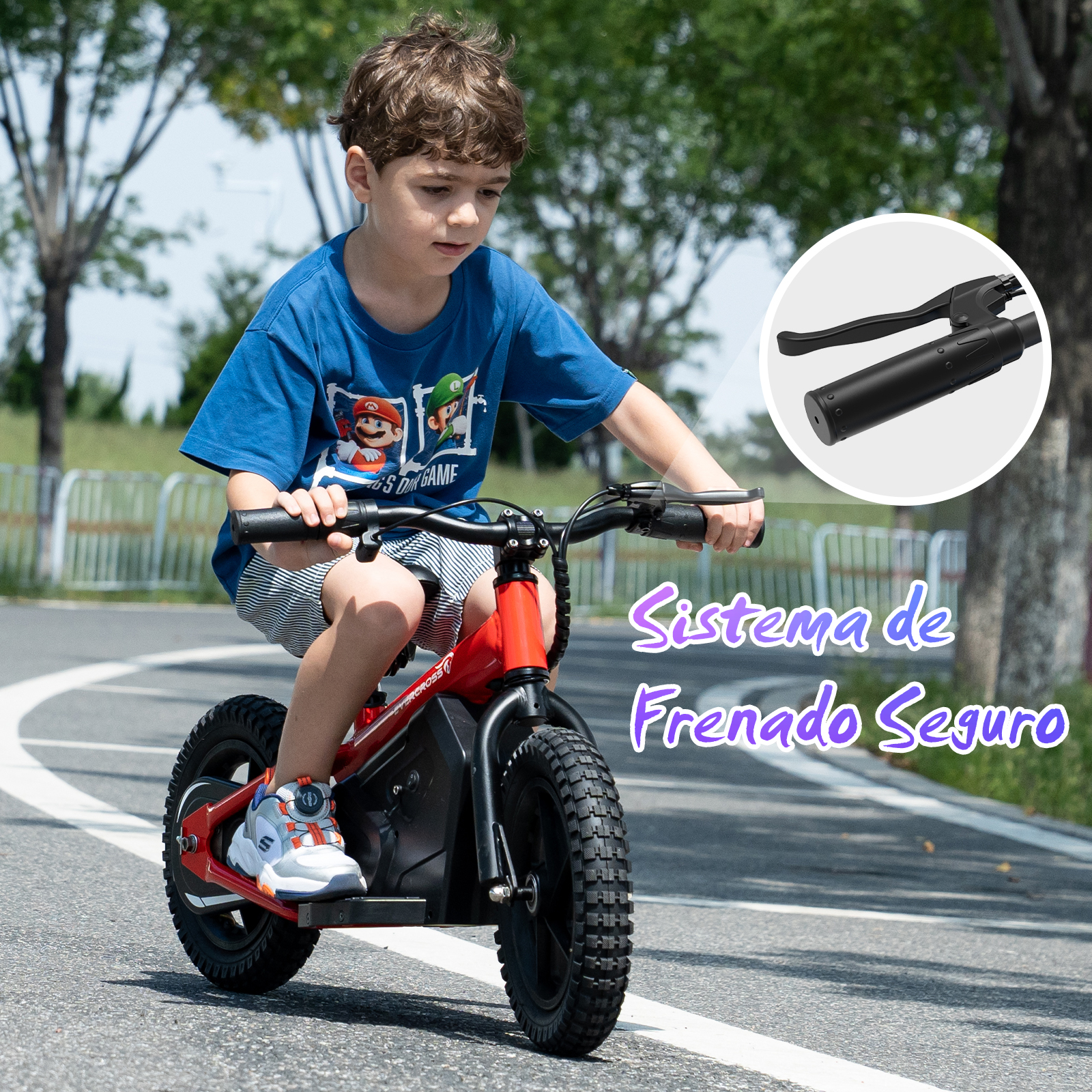 Niño montando una bicicleta eléctrica roja para niños en una carretera pavimentada; texto: Sistema de Frenado Seguro.