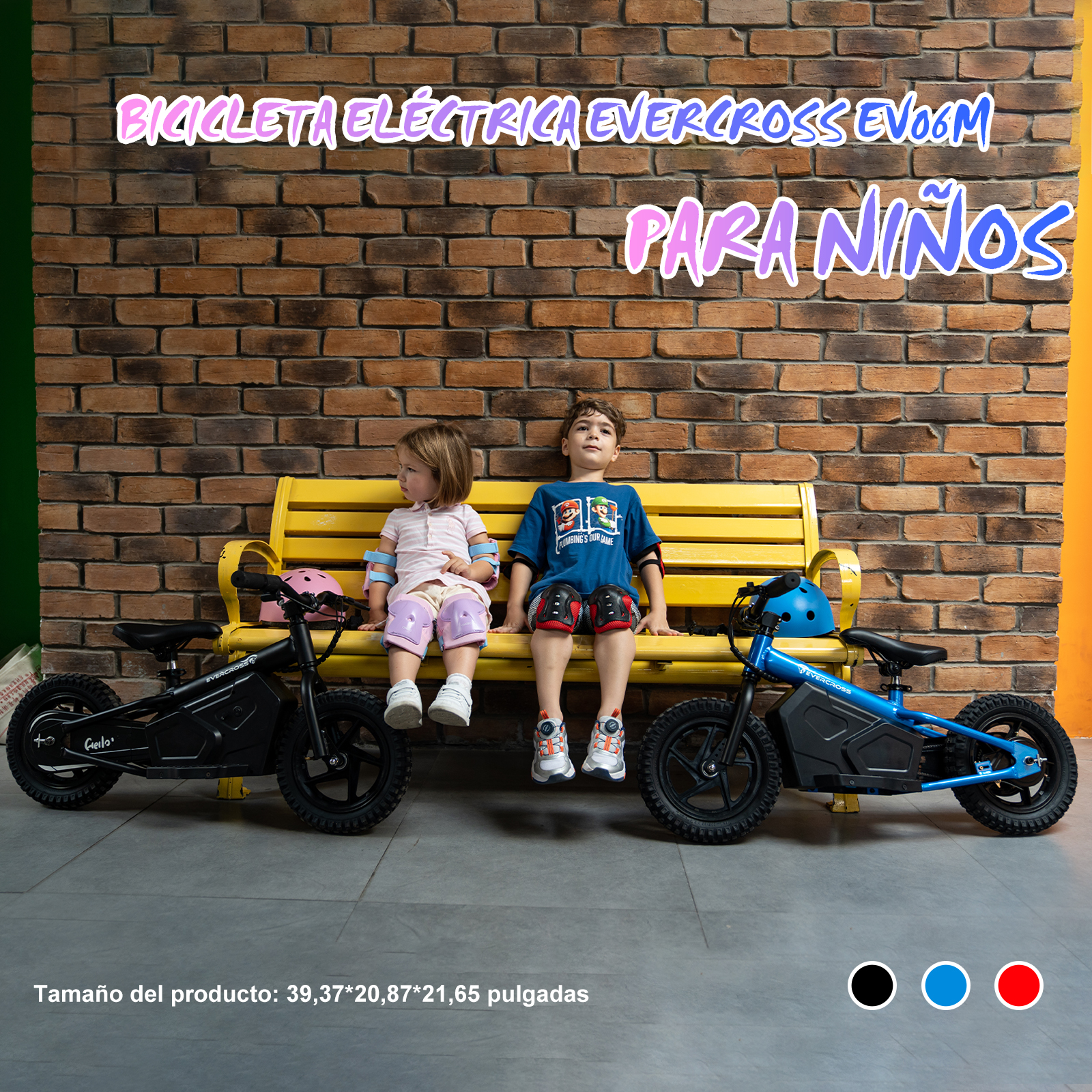Dos niños sentados en un banco amarillo con bicicletas eléctricas, la escena está frente a una pared de ladrillos.