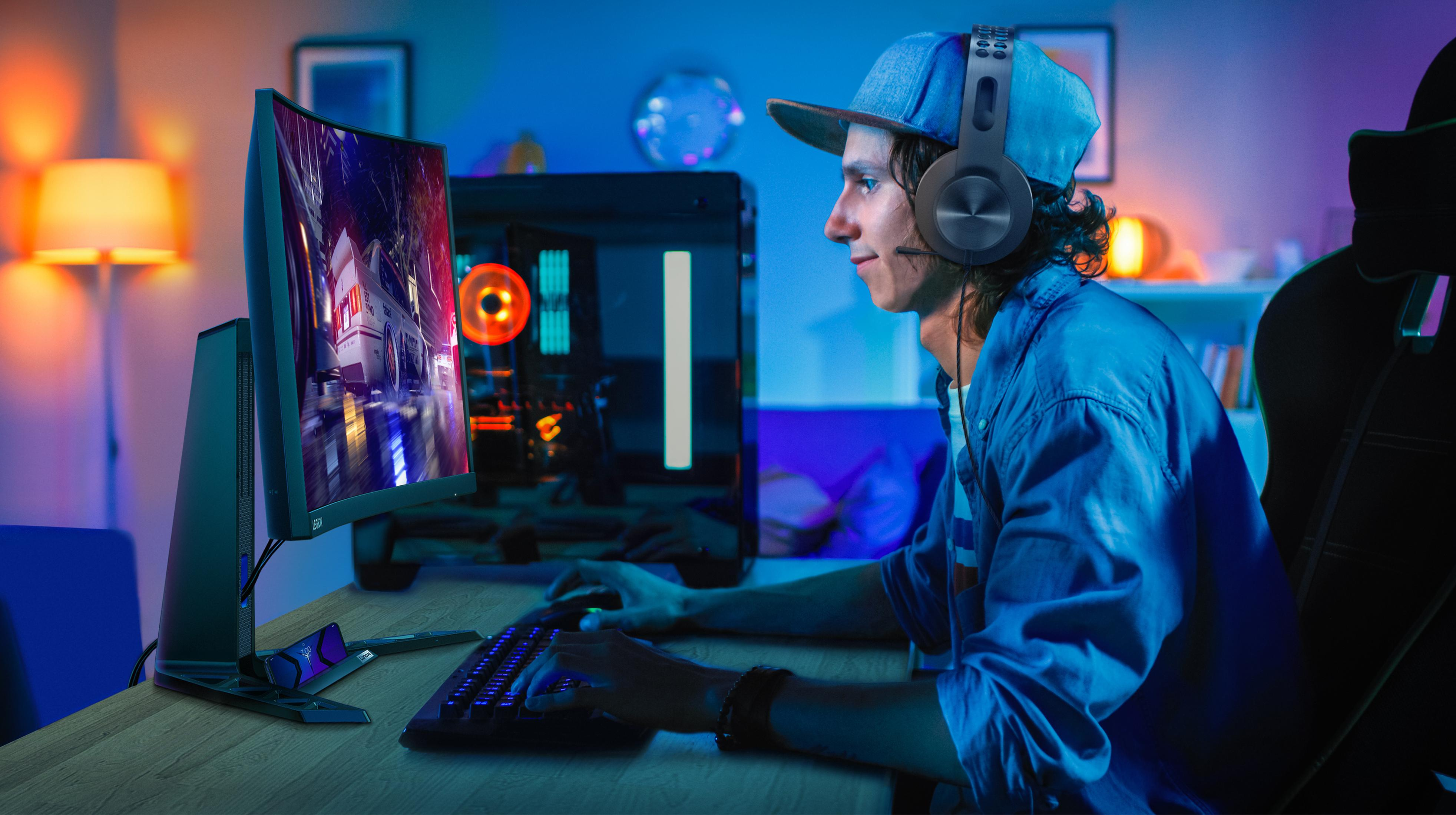 Mężczyzna w czapce i zestawie słuchawkowym gra w grę wideo. Ekran pokazuje scenę miejską. Ciemny pokój.