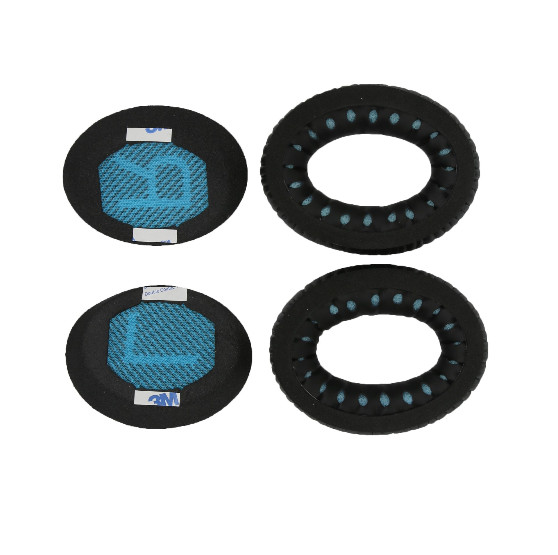 Pokazano cztery okrągłe czarne nauszniki. Dwa mają naklejki samoprzylepne i niebieską siatkę.