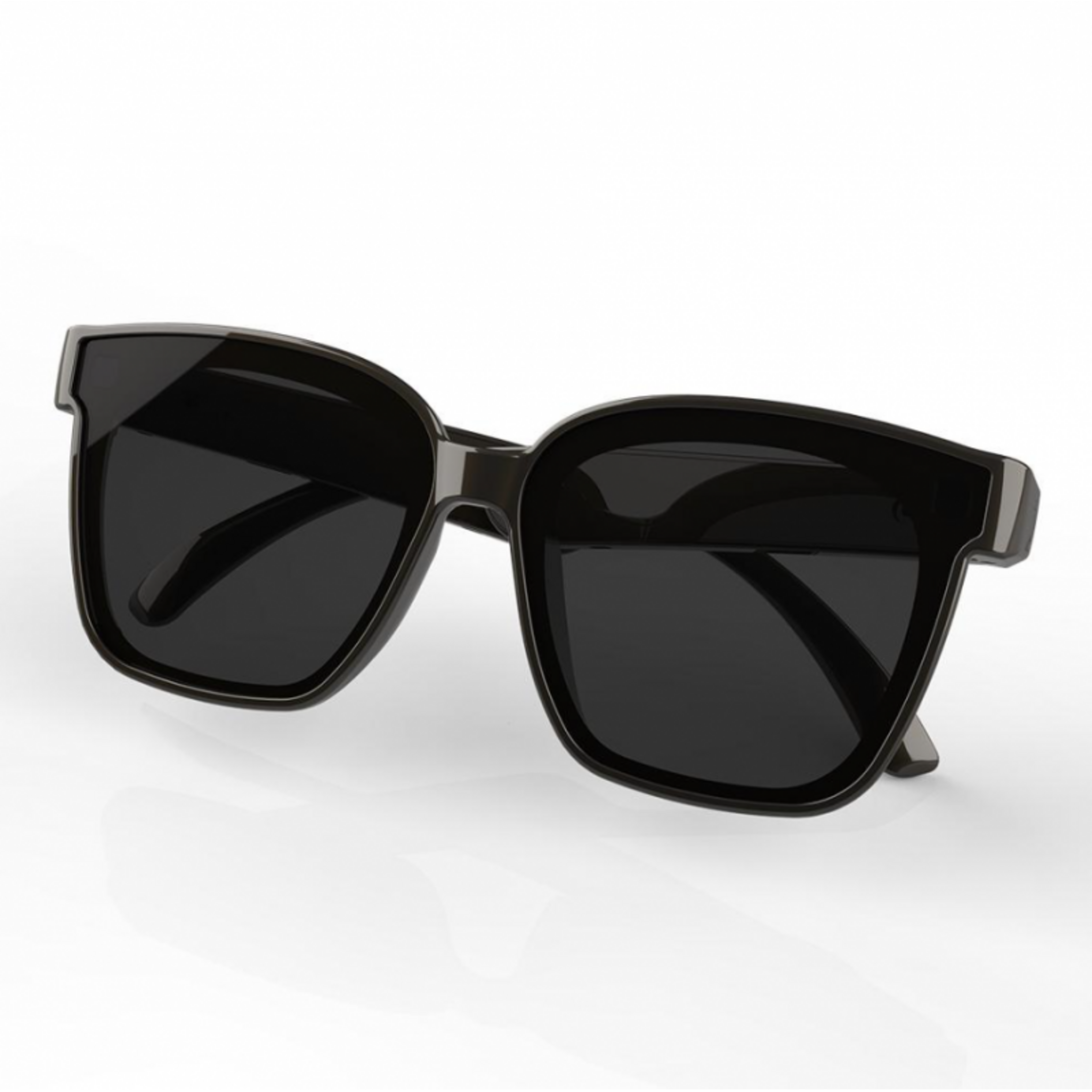 Gafas de sol negras con montura cuadrada y lentes oscuras, sobre fondo blanco.