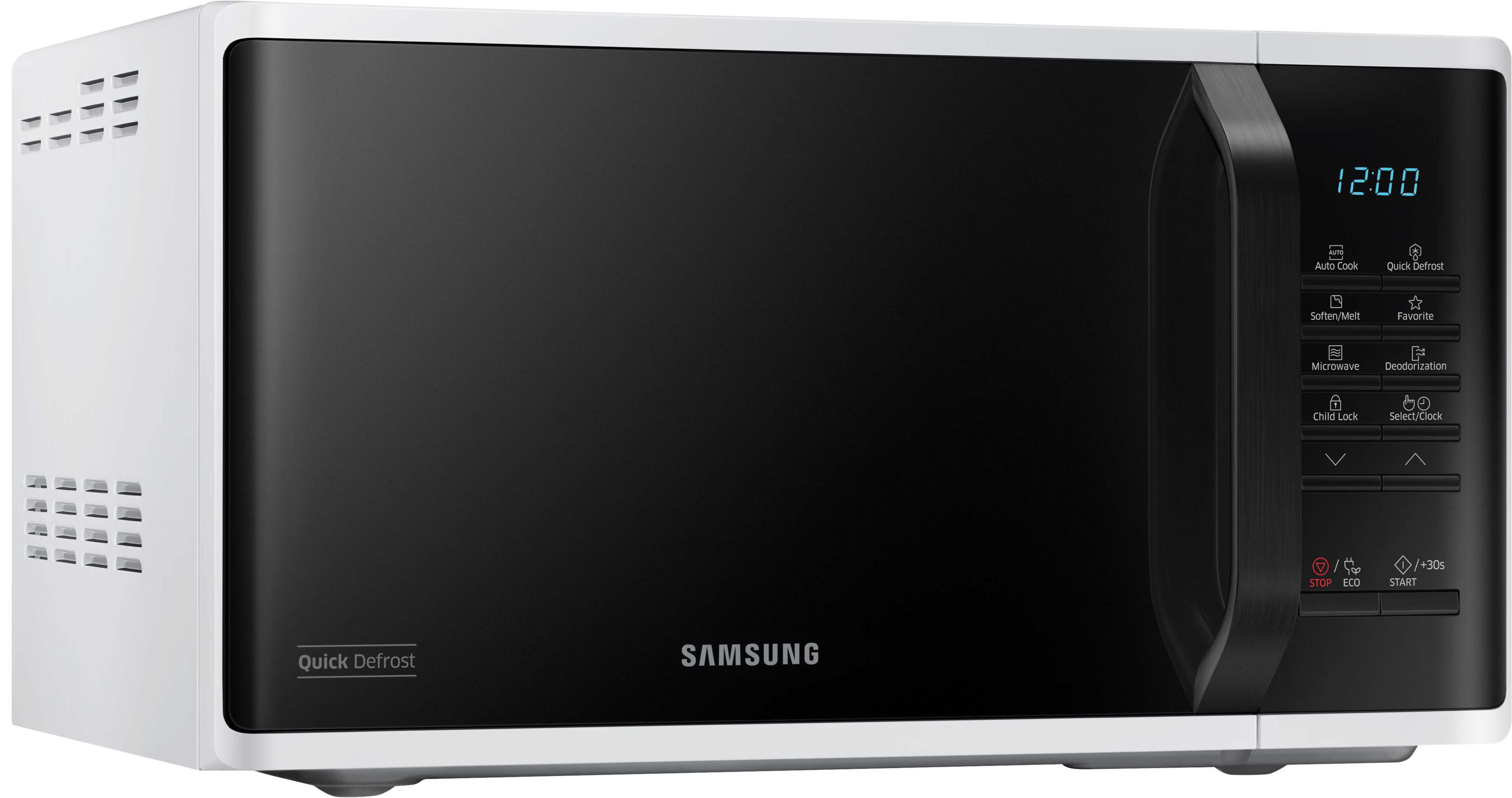 Un horno microondas Samsung blanco y negro, mostrando un reloj digital y panel de control.