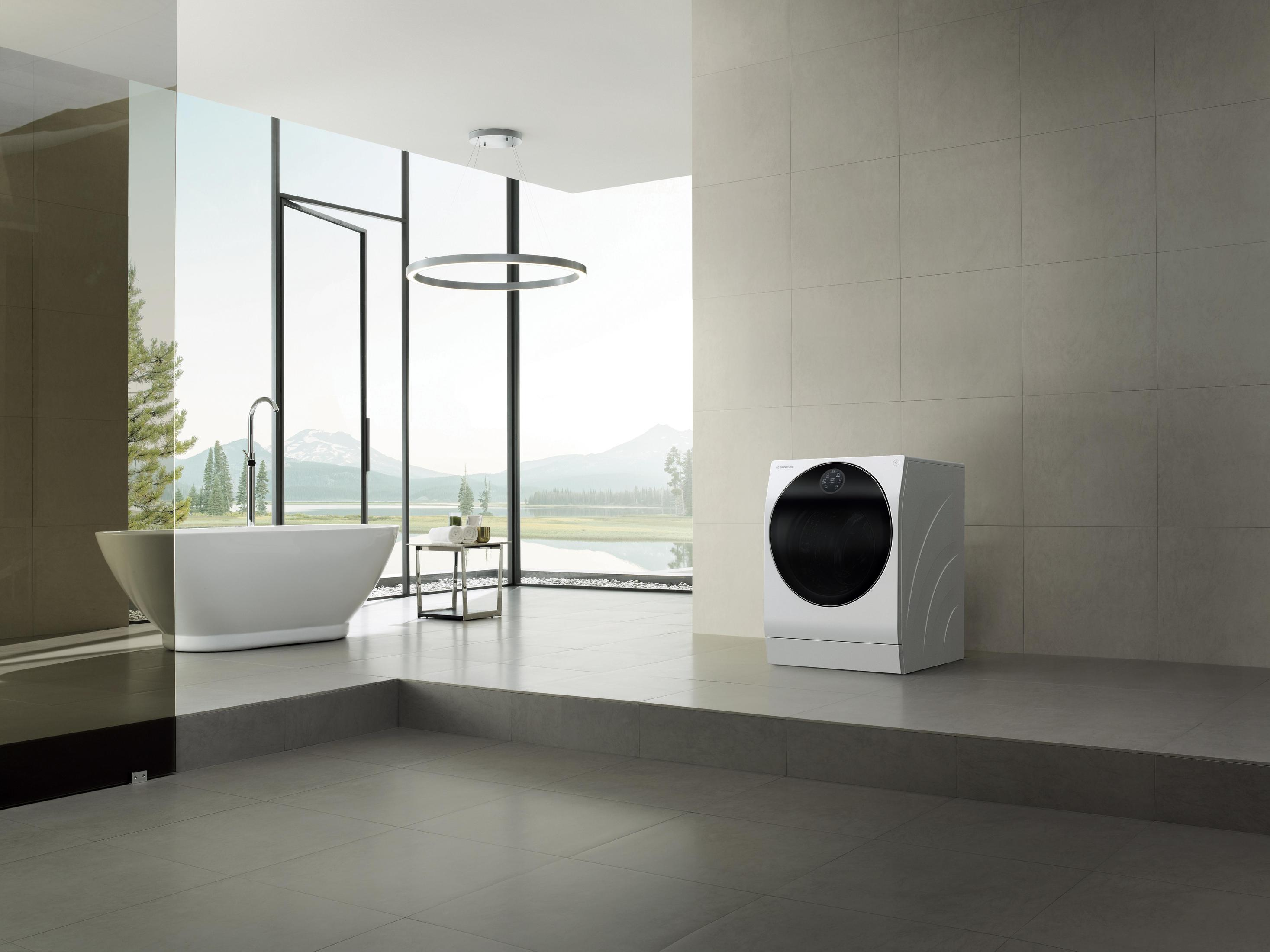Badezimmer mit weißer Badewanne und silberner Trockner.
