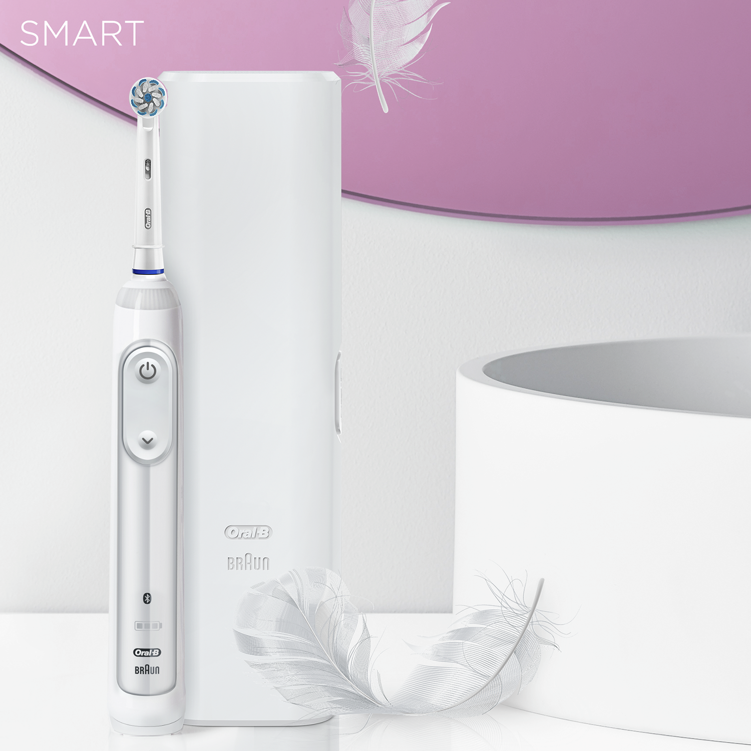Cepillo dental eléctrico blanco junto a estación de carga y pluma. Smart y Braun.