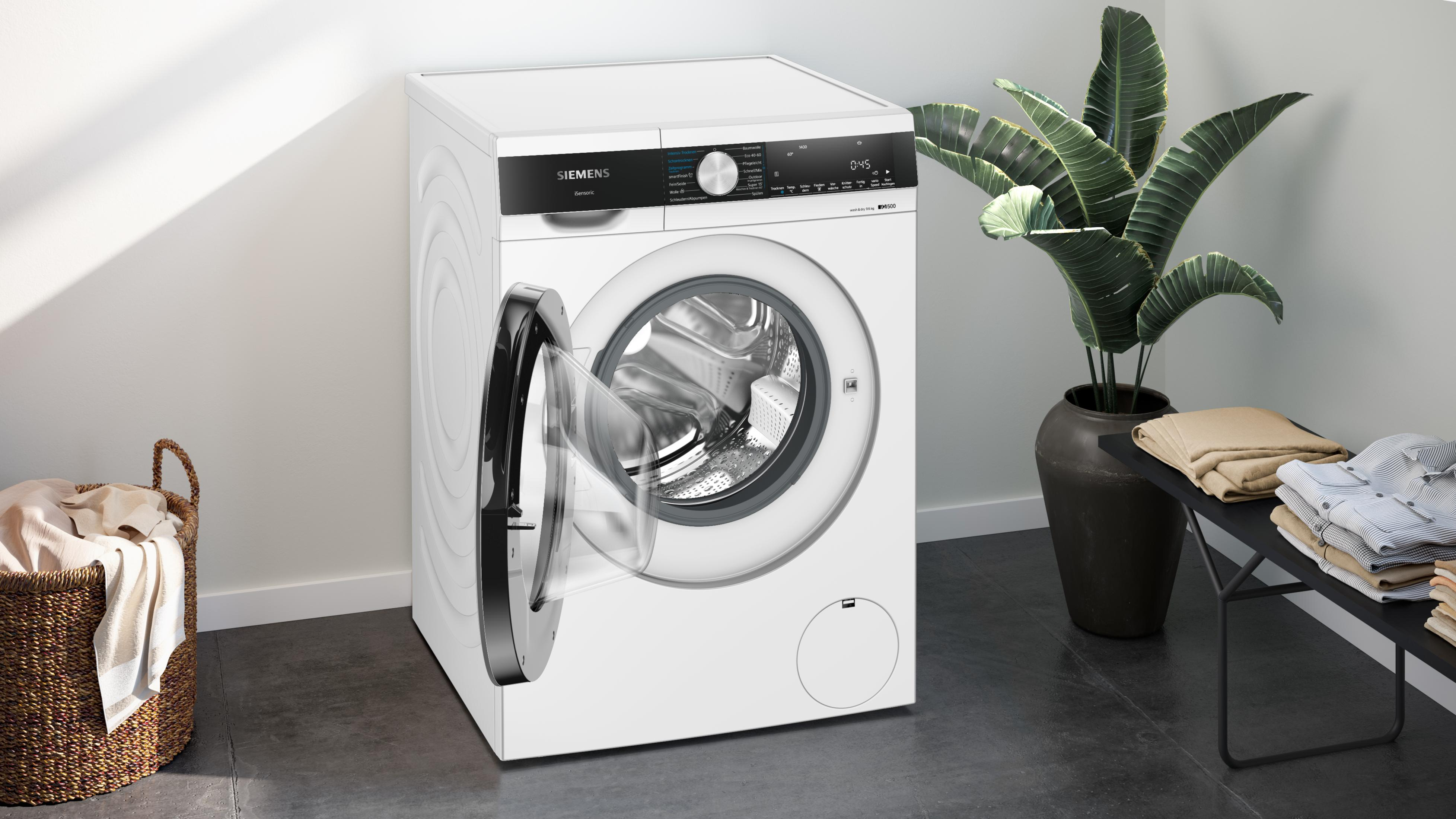 Eine weiße Siemens-Waschmaschine, Tür offen, in einem Raum.