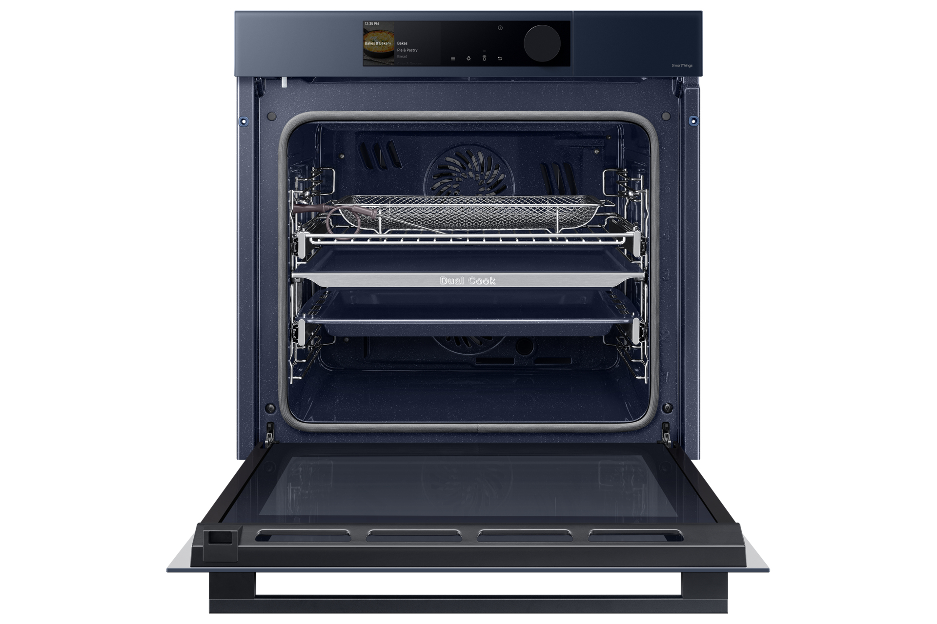 Intérieur du four Samsung avec plateaux. Porte du four ouverte.