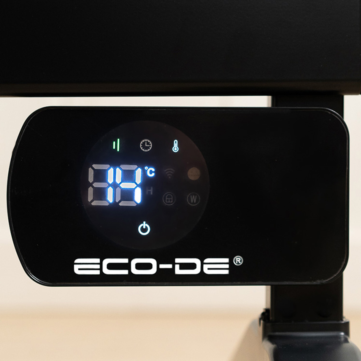 Primer plano de una pantalla digital negra en un dispositivo ECO-DE, mostrando la temperatura.
