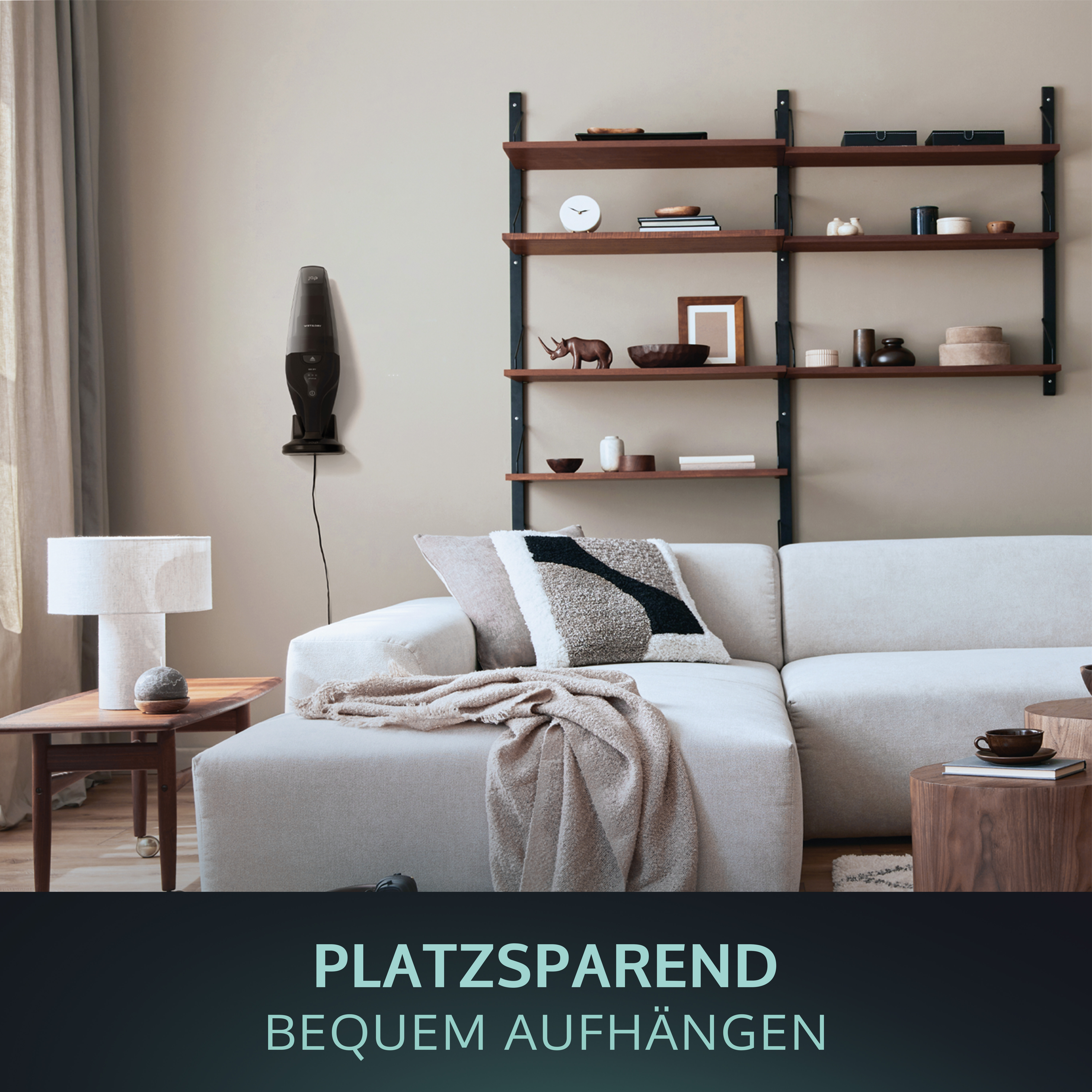 Ein Staubsauger an der Wand, mit dem Text 'PLATZSPAREND BEQUEM AUFHÄNGEN'.