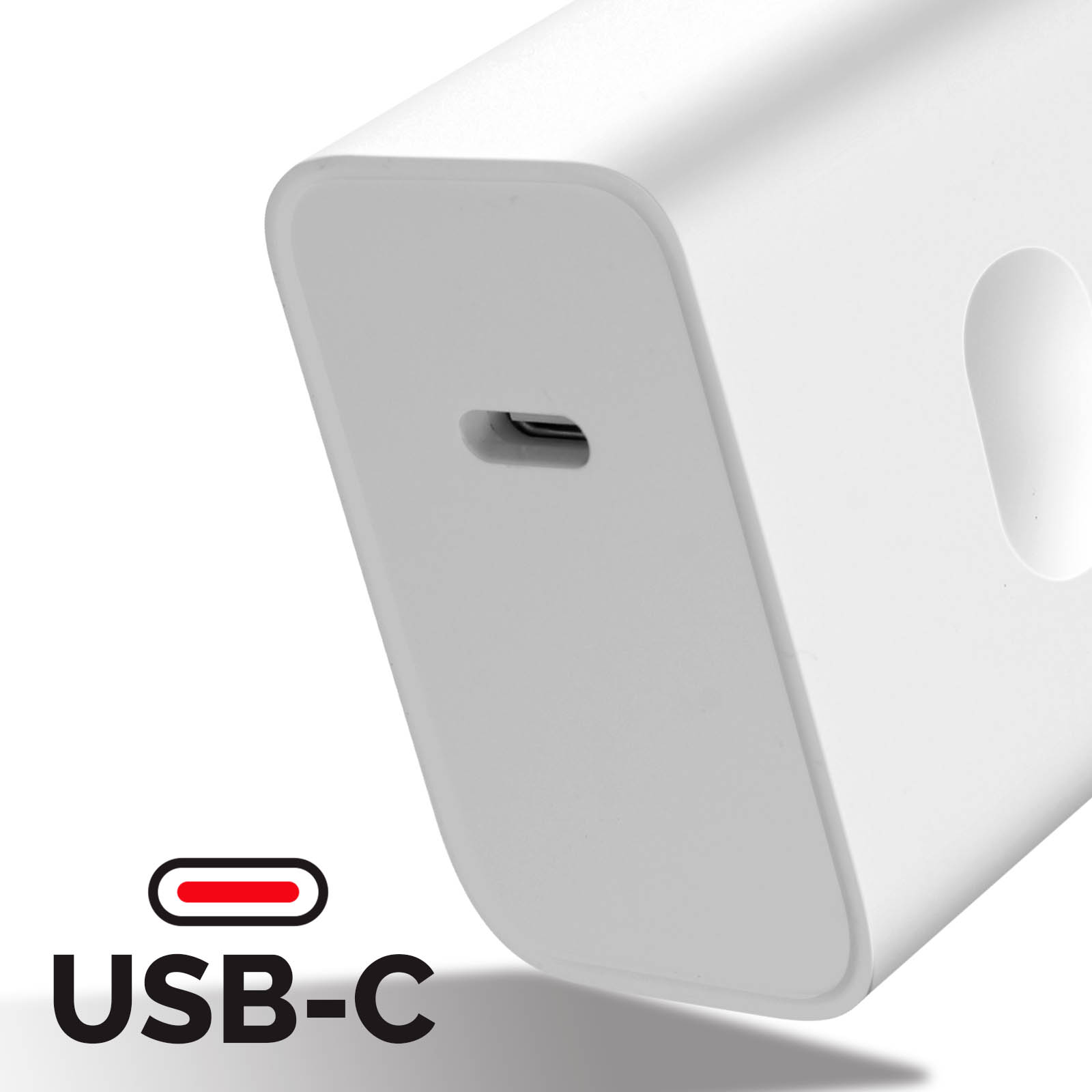 Caricatore USB-C bianco, vista ravvicinata della porta USB-C con testo USB-C.
