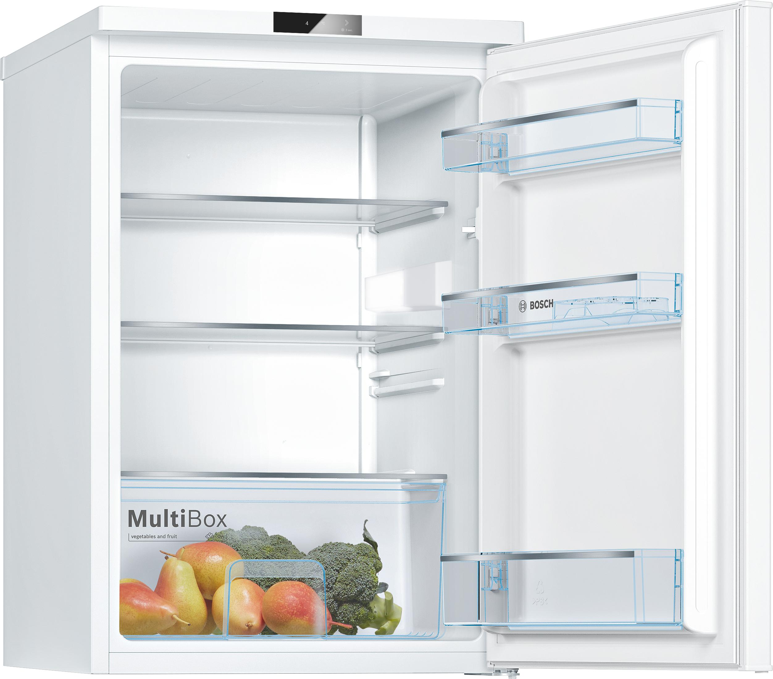 Weißer Kühlschrank, Tür offen, mit Regalen und Schubladen mit Obst und Gemüse.