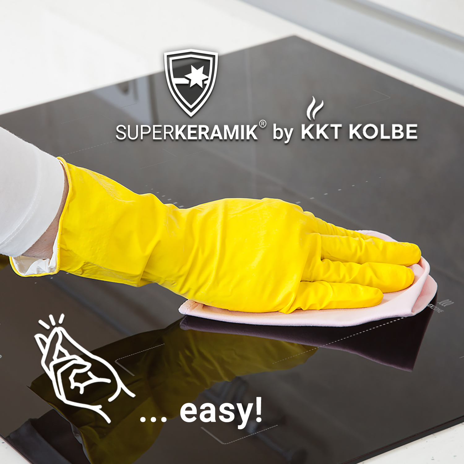 Eine Hand in einem gelben Handschuh reinigt ein schwarzes Kochfeld mit einem rosa Tuch, mit Text.