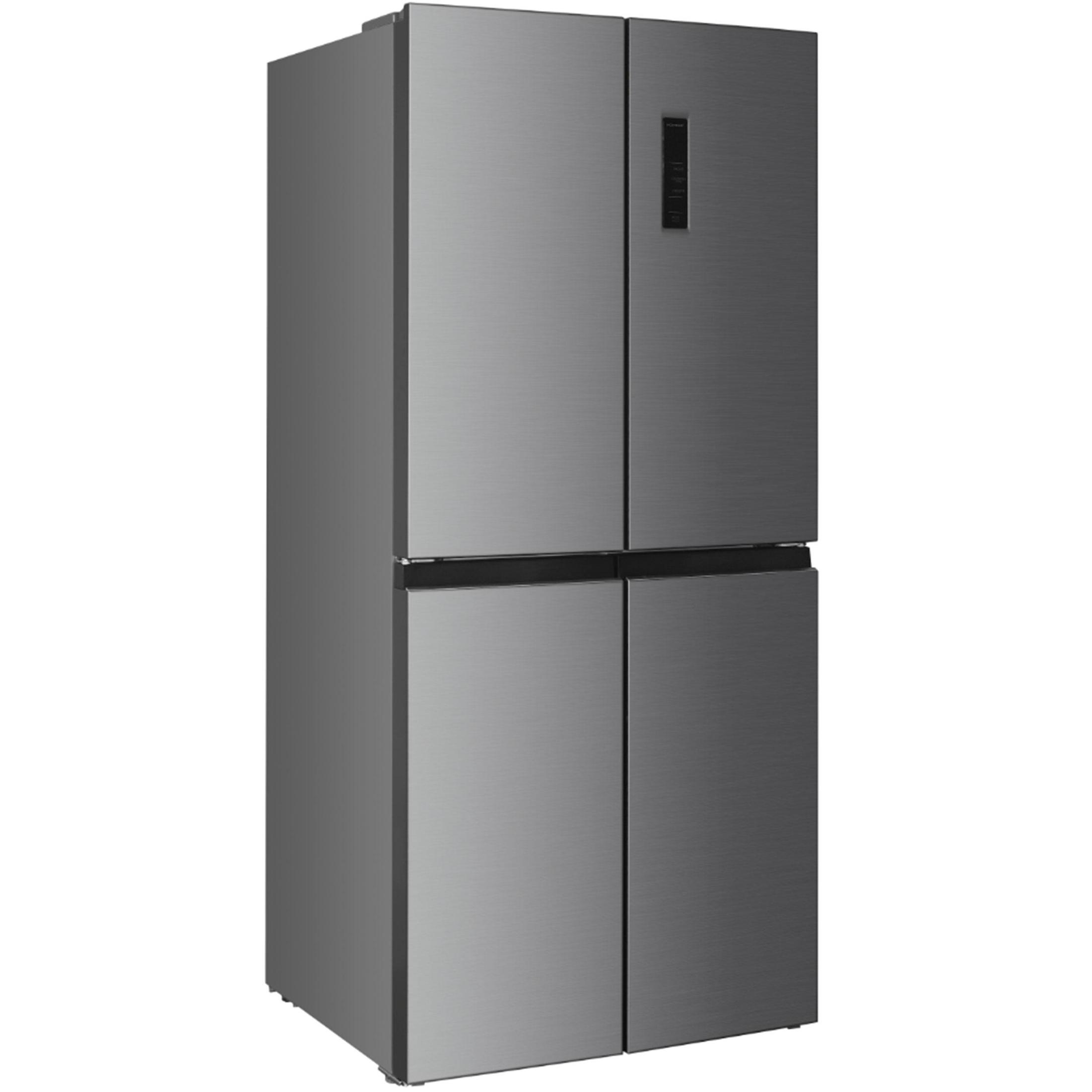 Refrigerador gris de cuatro puertas, ligeramente angulado, muestra manijas y superficies.