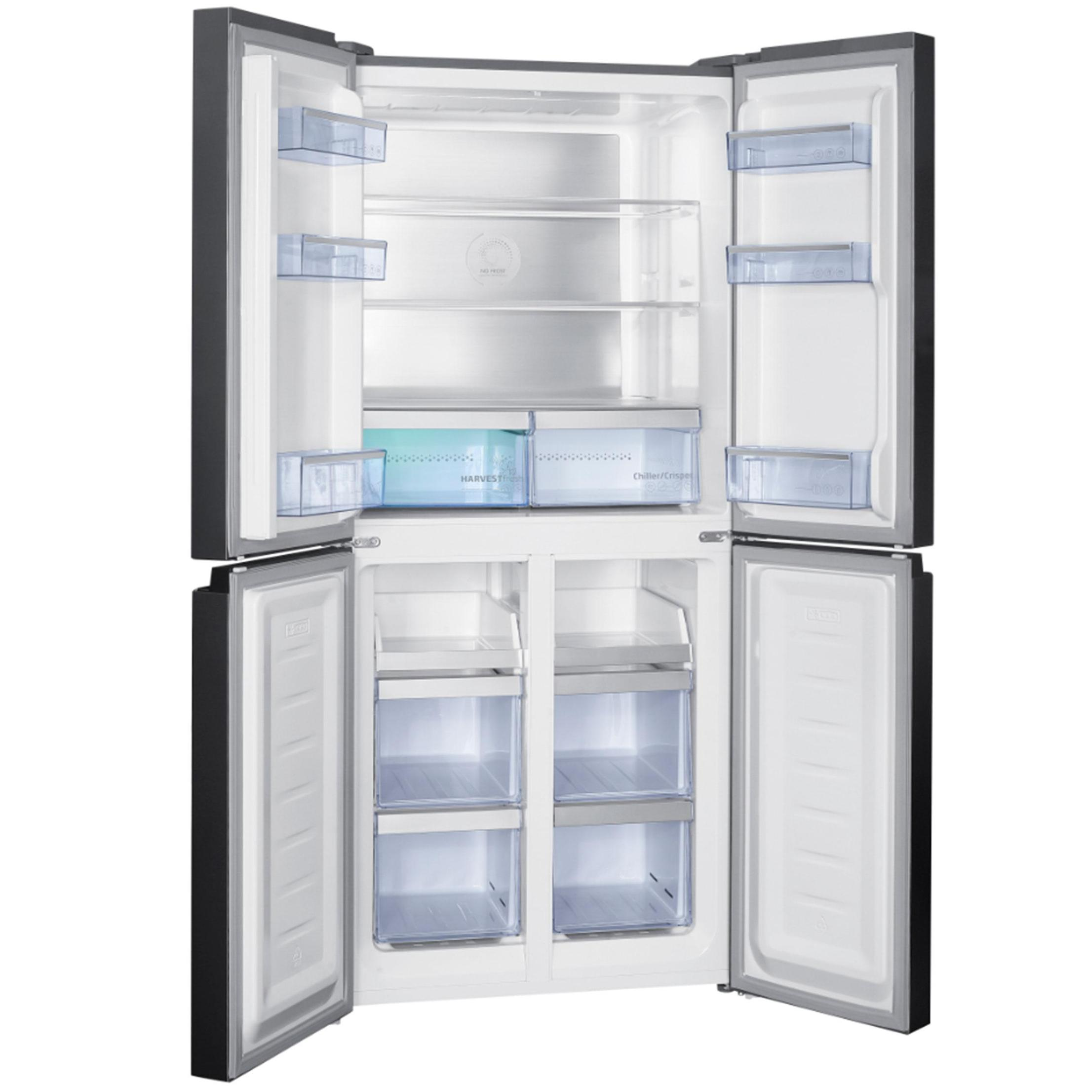 Refrigerador de cuatro puertas con puertas abiertas, mostrando estantes y cajones dentro.