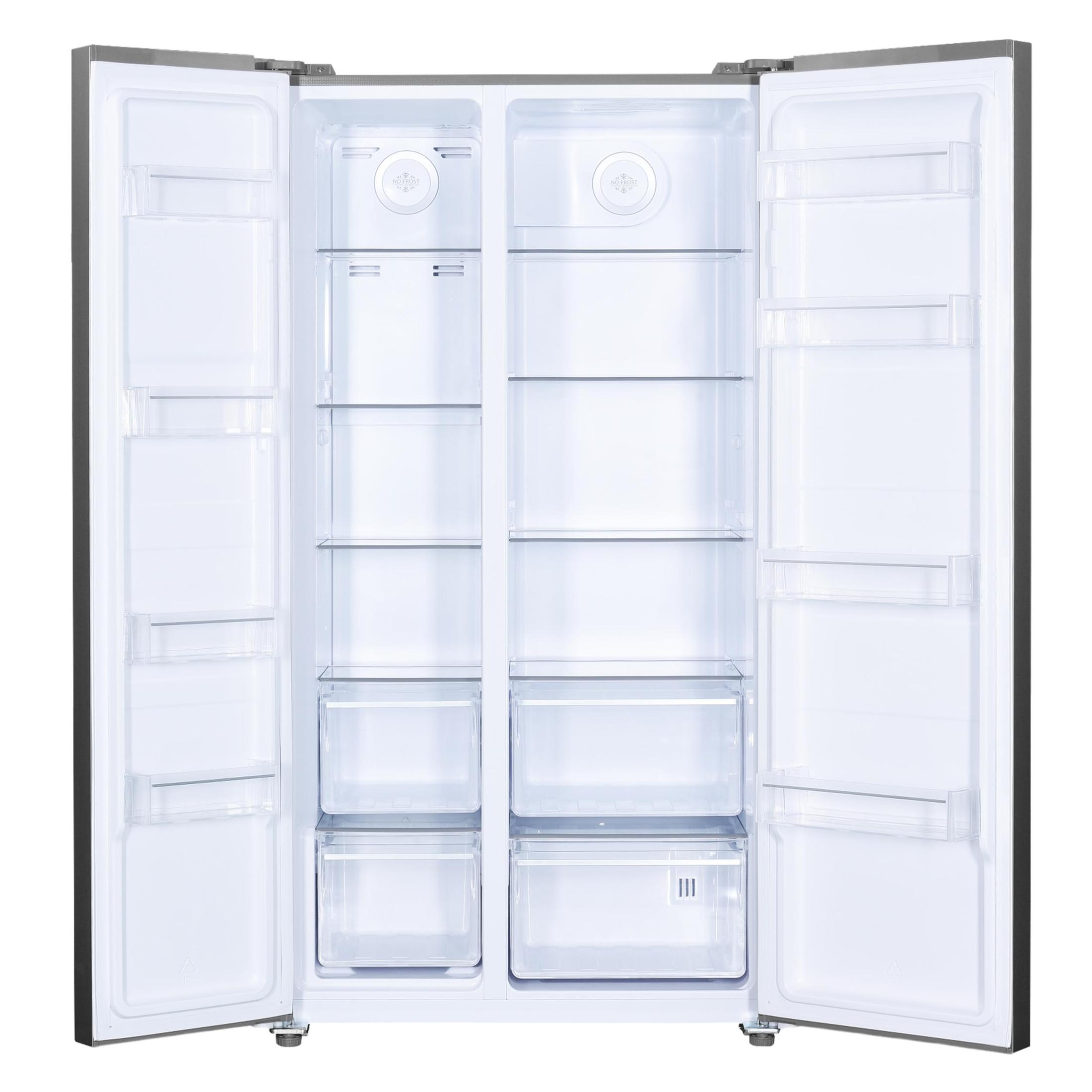 Biała lodówka z otwartymi drzwiami, ukazująca półki, szuflady i elementy wewnętrzne.