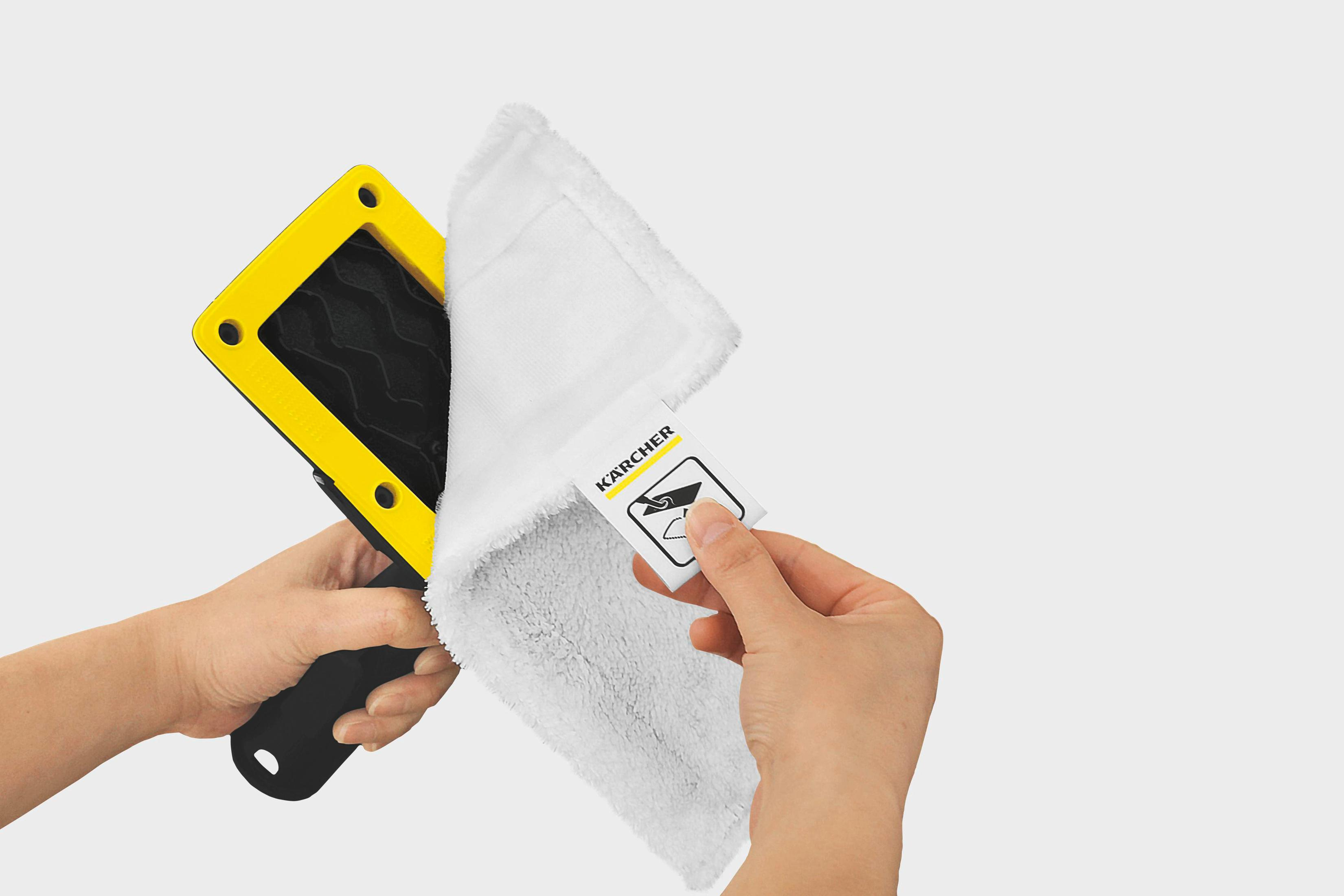 Dłonie trzymające ściereczkę do czyszczenia z etykietą i narzędziem.