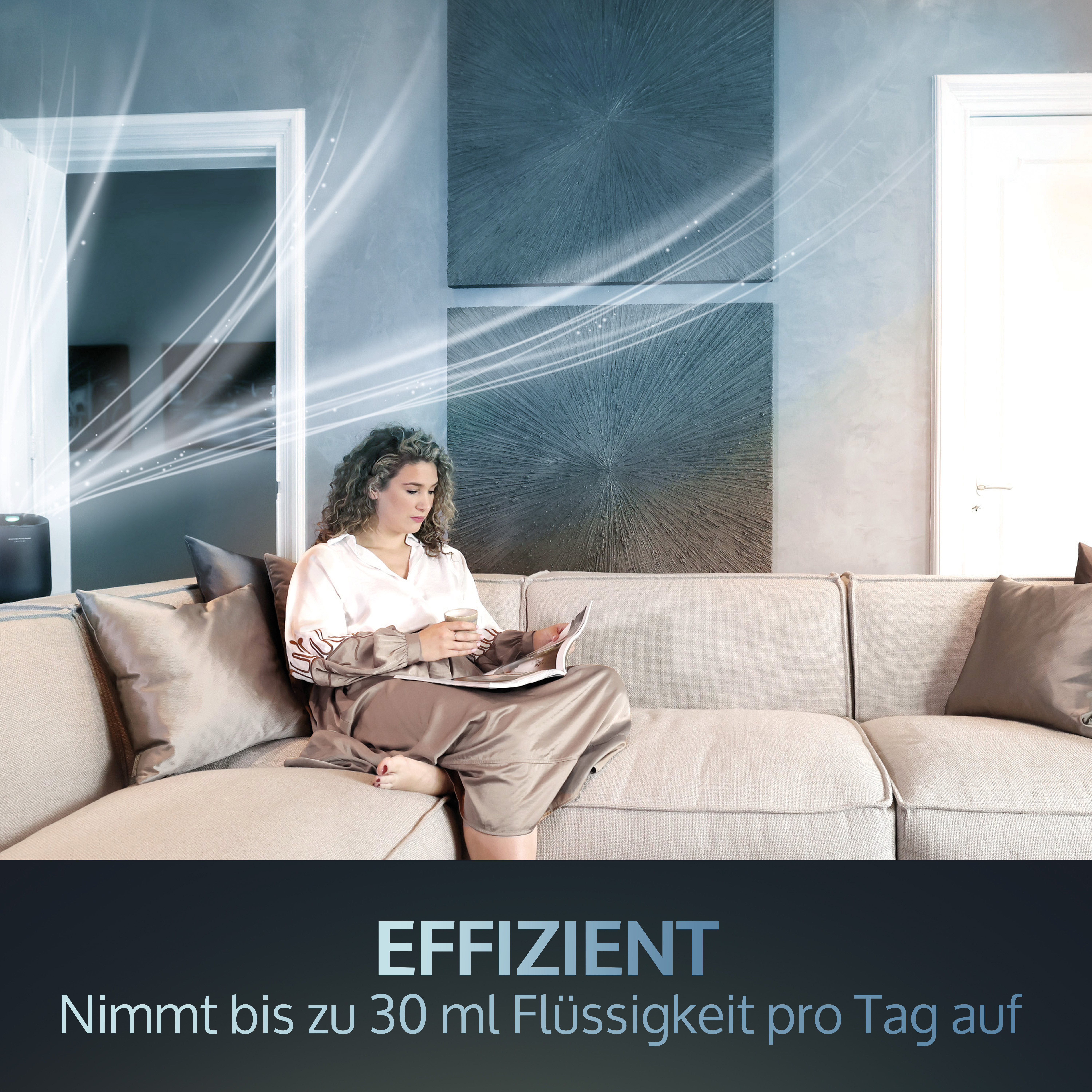 Frau auf Couch, liest, mit Kaffeetasse. Text: EFFIZIENT. Hintergrund ist ein Wohnzimmer.